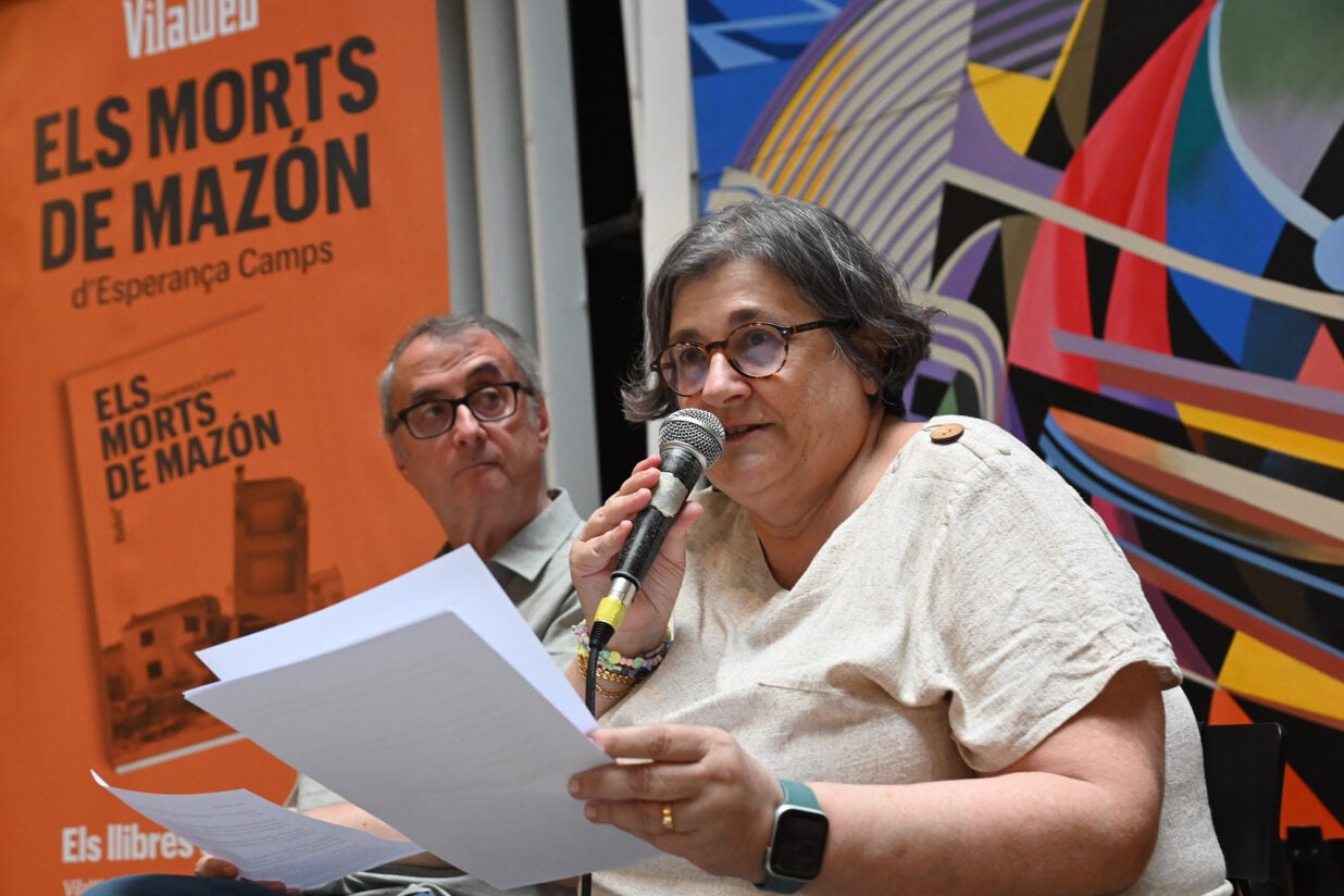 Presentació del llibre 'Els morts de Mazón', d'Esperança Camps.
Amb l’autora acompanyada per Vicent Partal, director de VilaWeb, i per Toñi Garcia (familiar de dues víctimes mortals i una de les persones entrevistades en el llibre) | Foto: ©PRATS i CAMPS 
