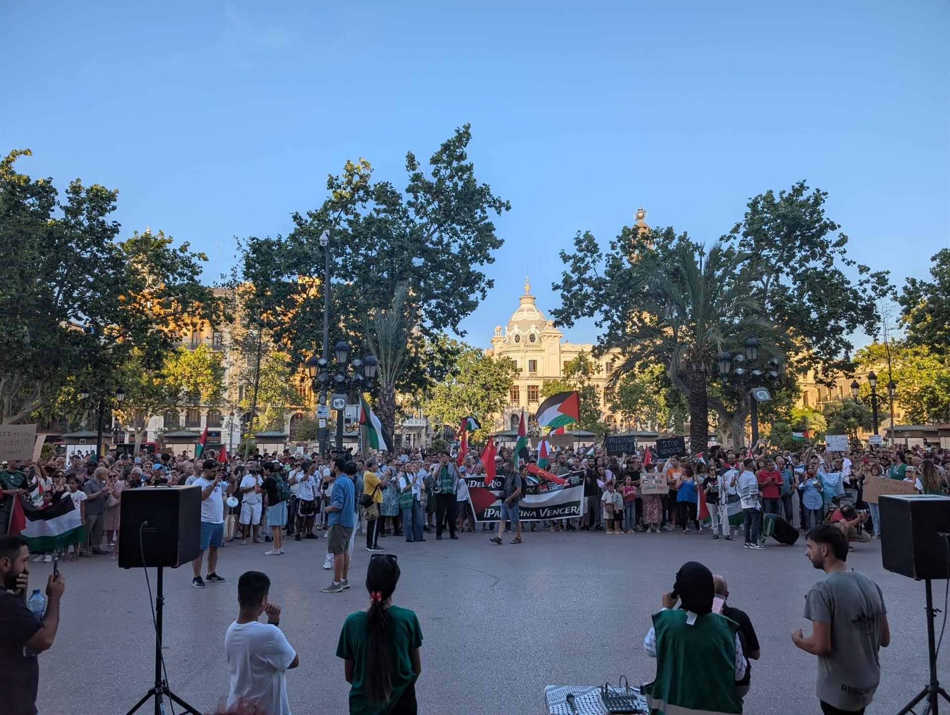 Concentració ahir diumenge a la plaça de l'Ajuntament de València contra 'l'holocaust alimentari' a Gaza