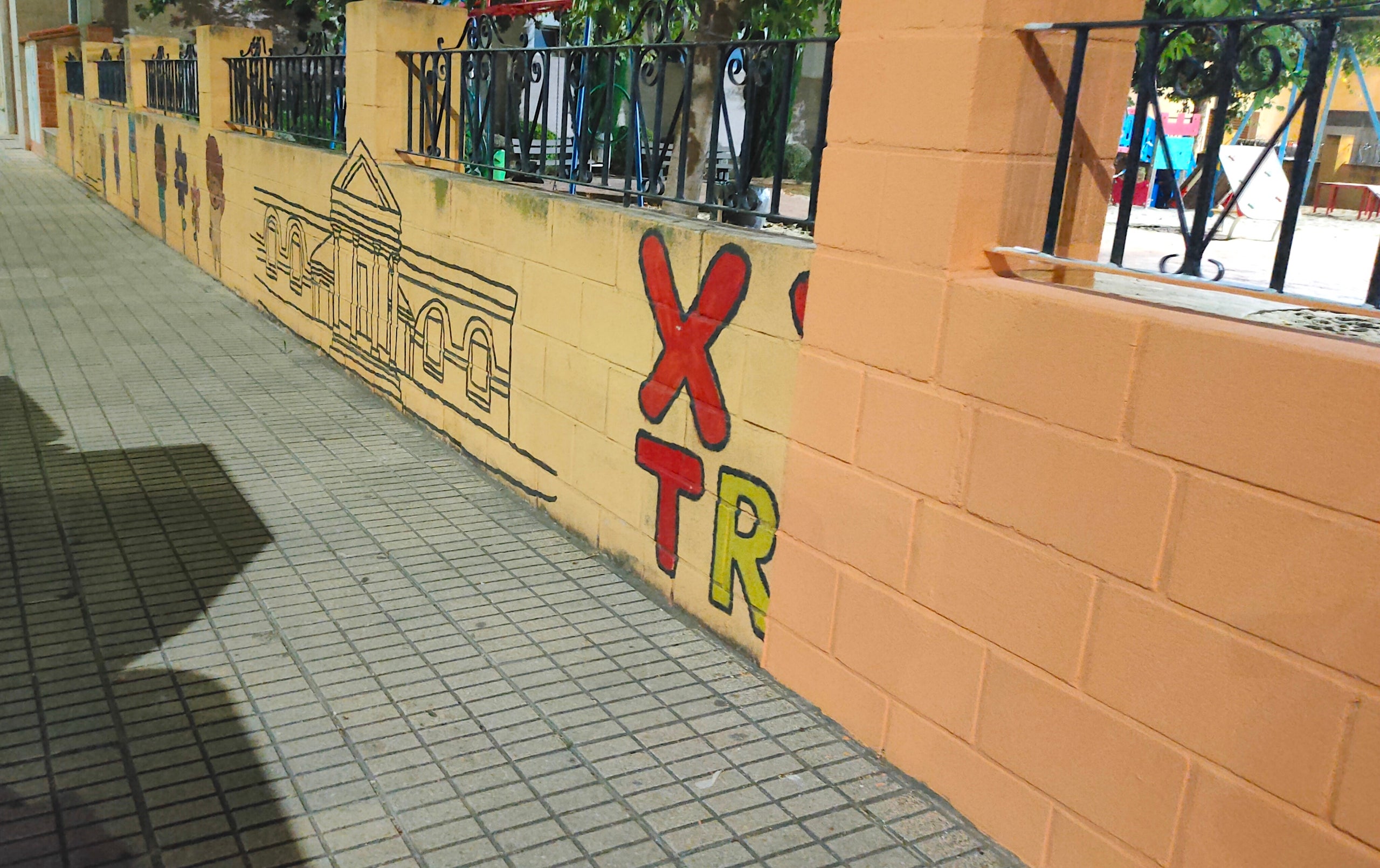 El mural commemoratiu de la Trobada d'Escoles en Valencià a Guadassuar mig esborrat