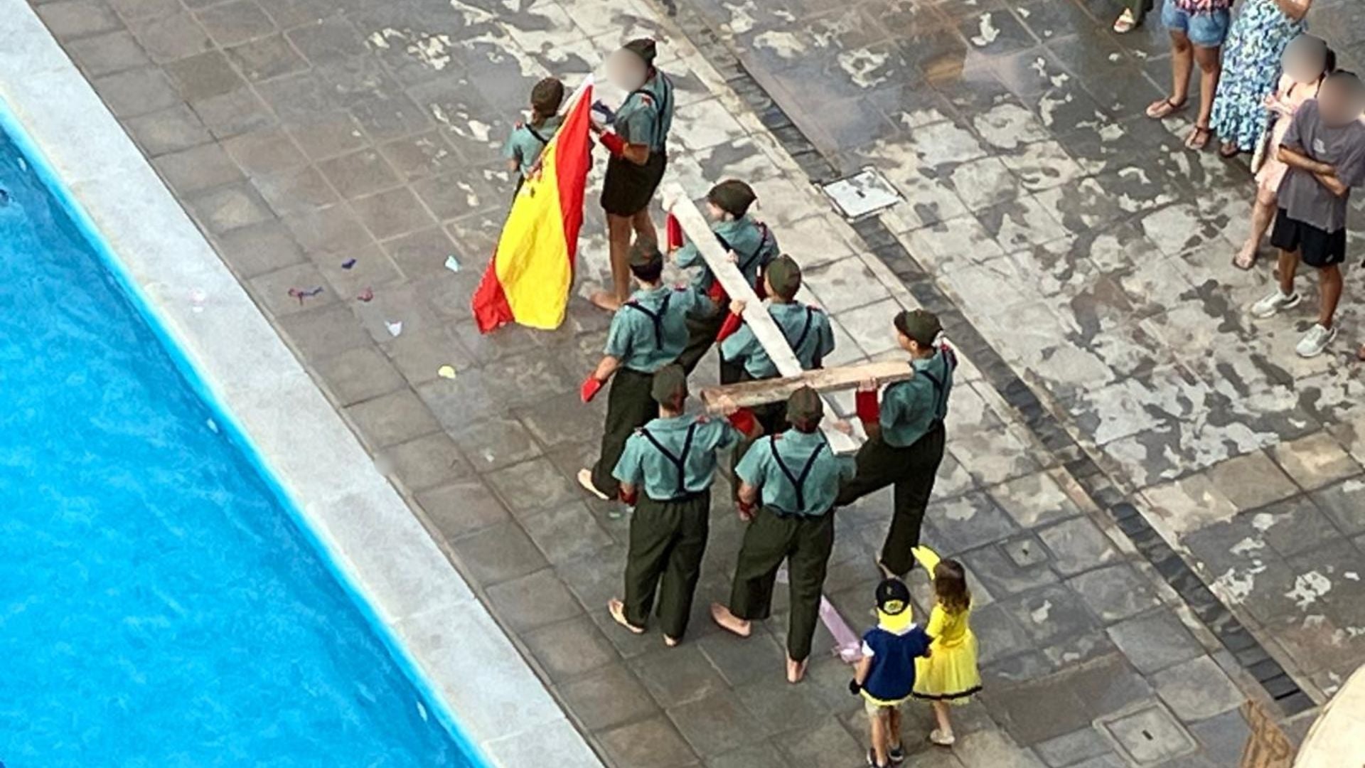 La cercavila a una piscina privada de Benicàssim.