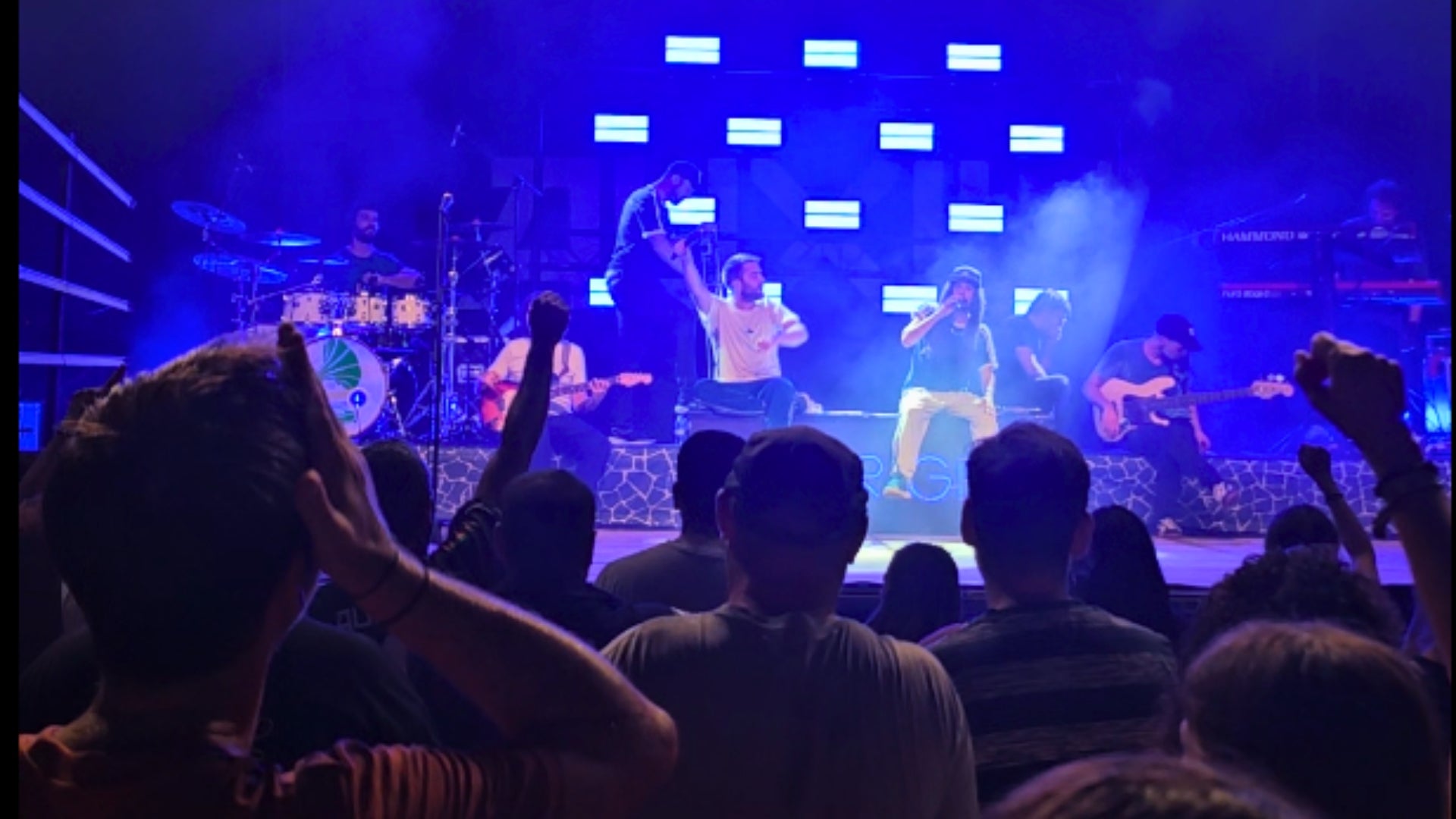 Auxili al concert a la plaça de l'esglèsia d'Alcàntera de Xúquer. DLV