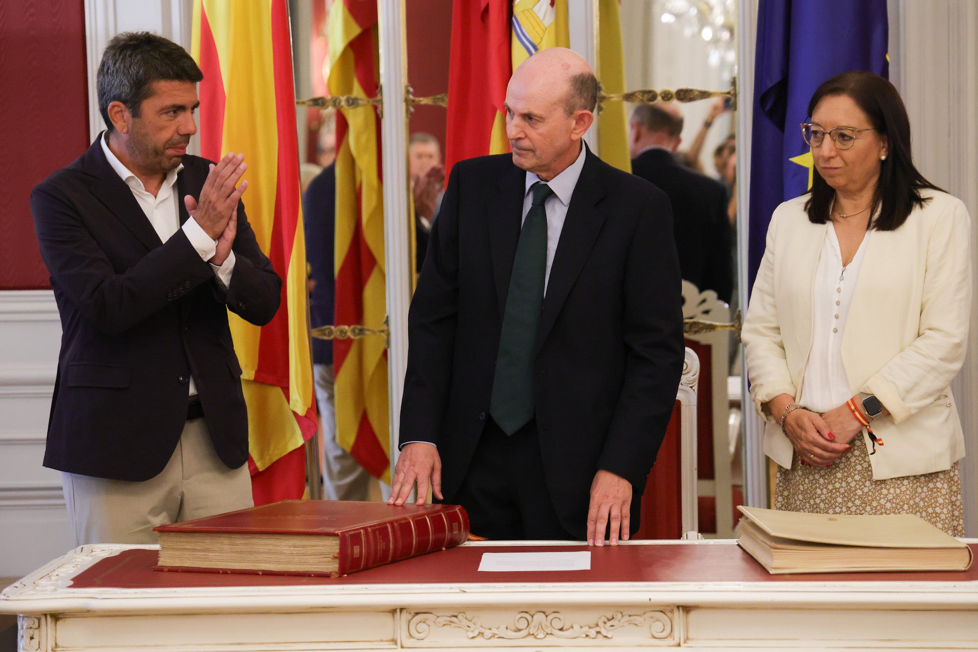 El president de la Generalitat, Carlos Mazón; el director de l'Agència Antiftau, Eduardo Beut, i la presidenta de Les Corts, Llanos Massó | GVA