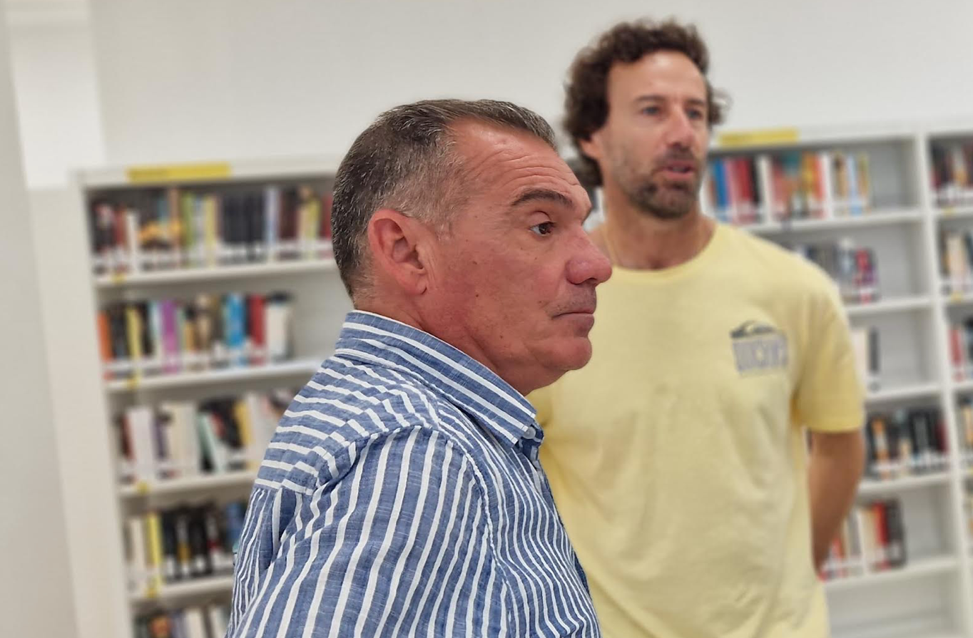 Els tècnics de la Biblioteca Municipal de la Torre, a València, Alberto Gómez (en primer terme) i Raúl Árias