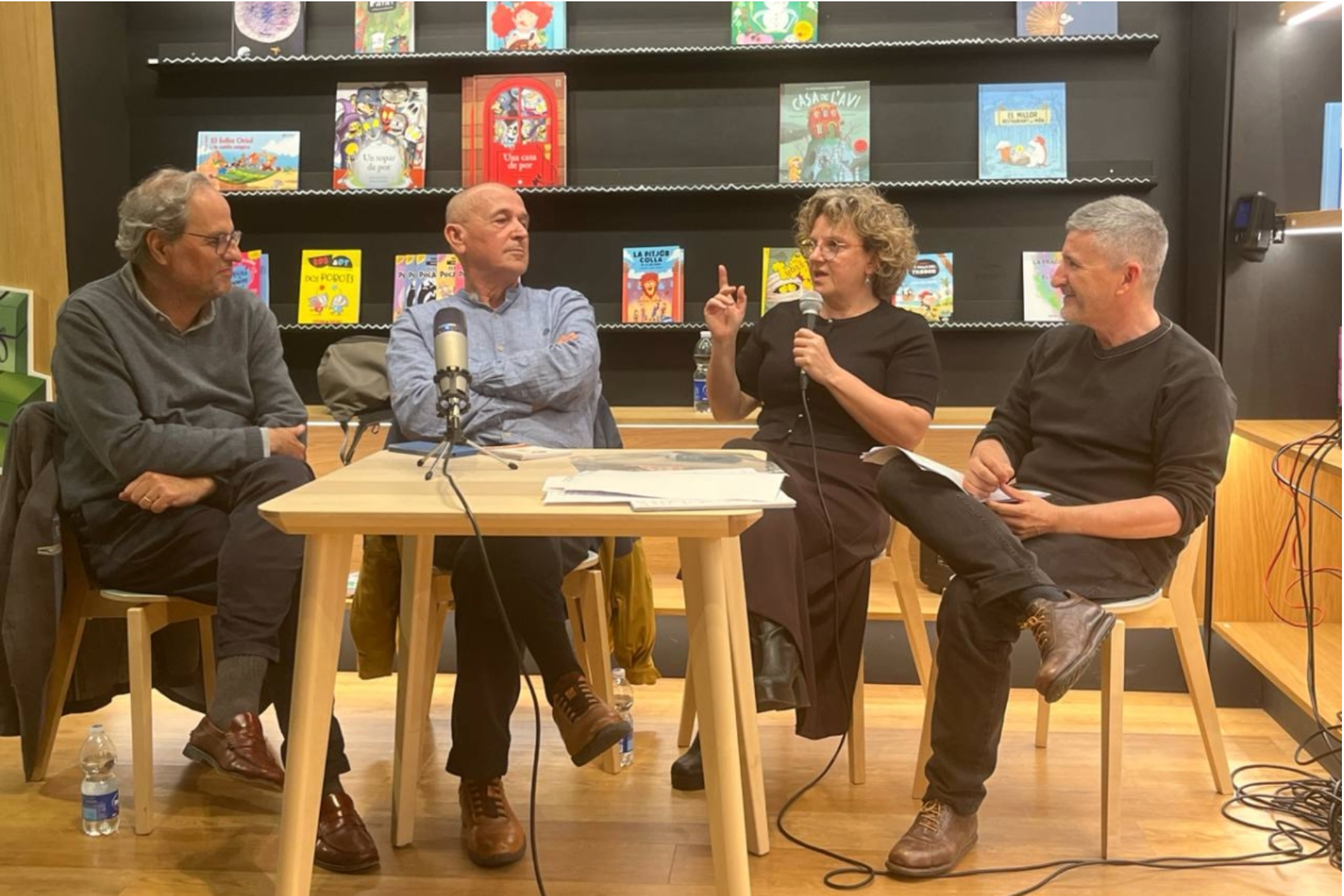 L’expresident de la Generalitat de Catalunya, Quim Torra; el coordinador de La Veu dels Llibres, Víctor Labrado; l’editora Llúcia Casanova, i l’editor del Grup La Veu, Moisès Vizcaino, a la llibreria Les Voltes de Girona, el 9 de maig del 2025  | DLV