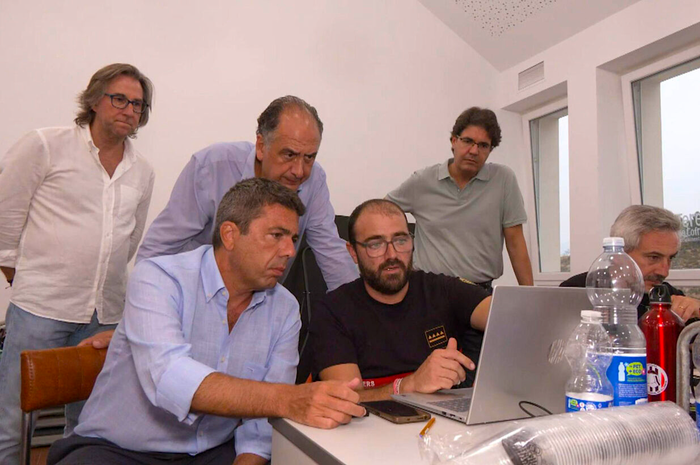 El president de la Generalitat, Carlos Mazón, al lloc de comandament avançat de l'incendi de Teresa de Cofrents