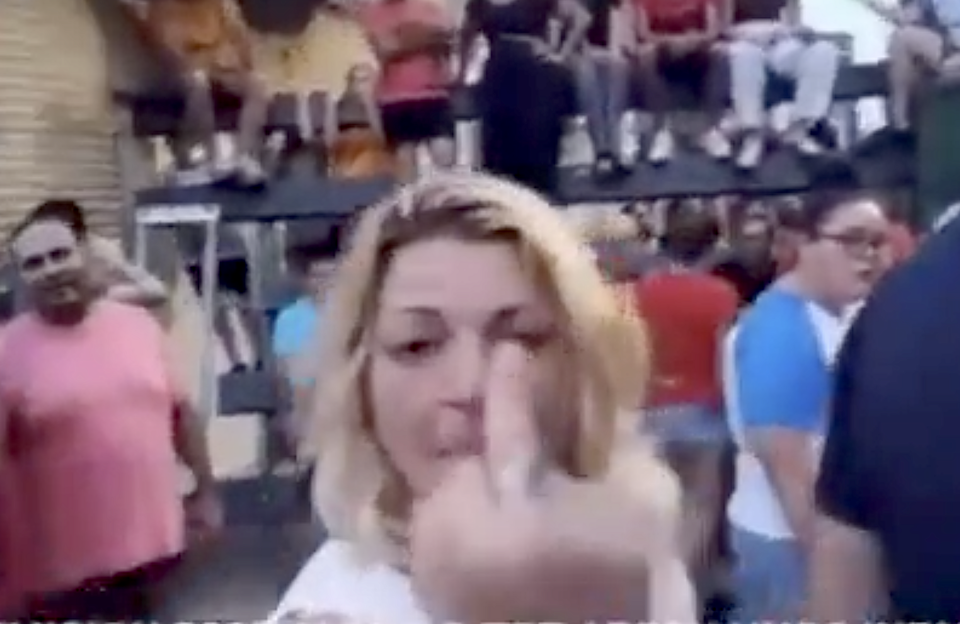 Una aficionada als bous insulta una activista antitaurina a Alfafar