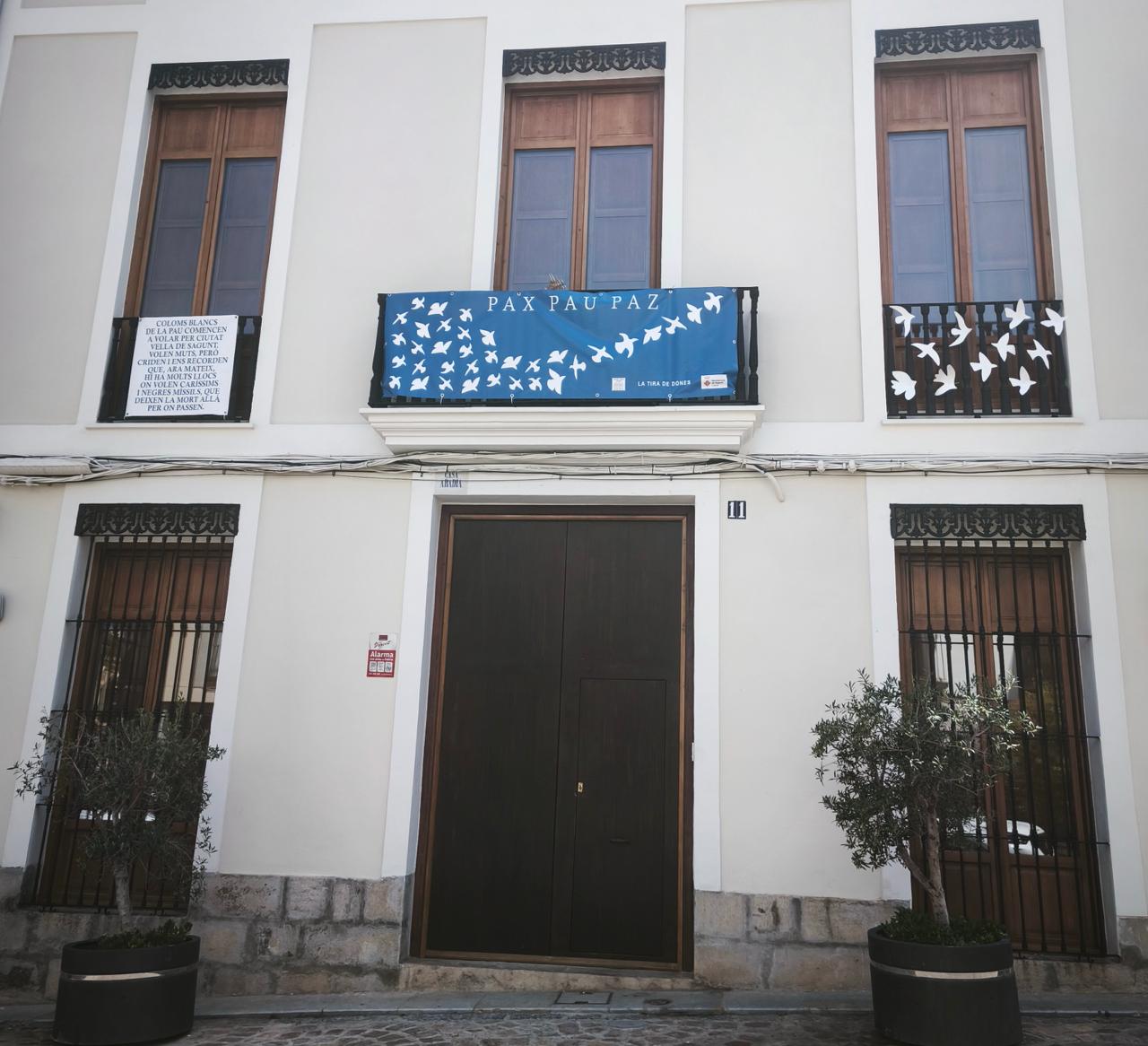 Els coloms de Matisse han aparegut a diferents balcons i façanes de Sagunt per reivindicar la pau