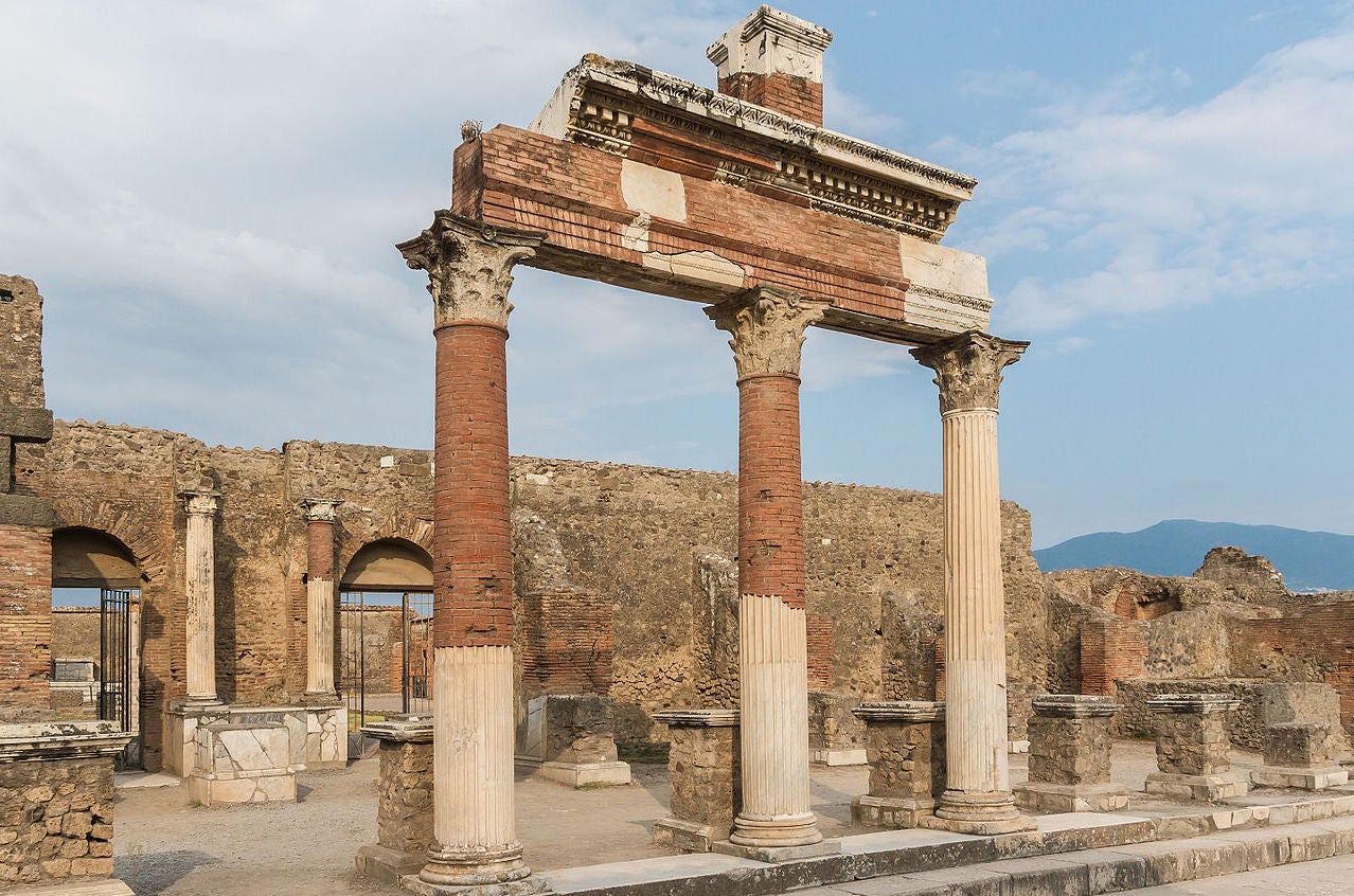 Columnes d'accés al Macellum de Pompeia, un mercat d'aliments | Wikimedia Commons