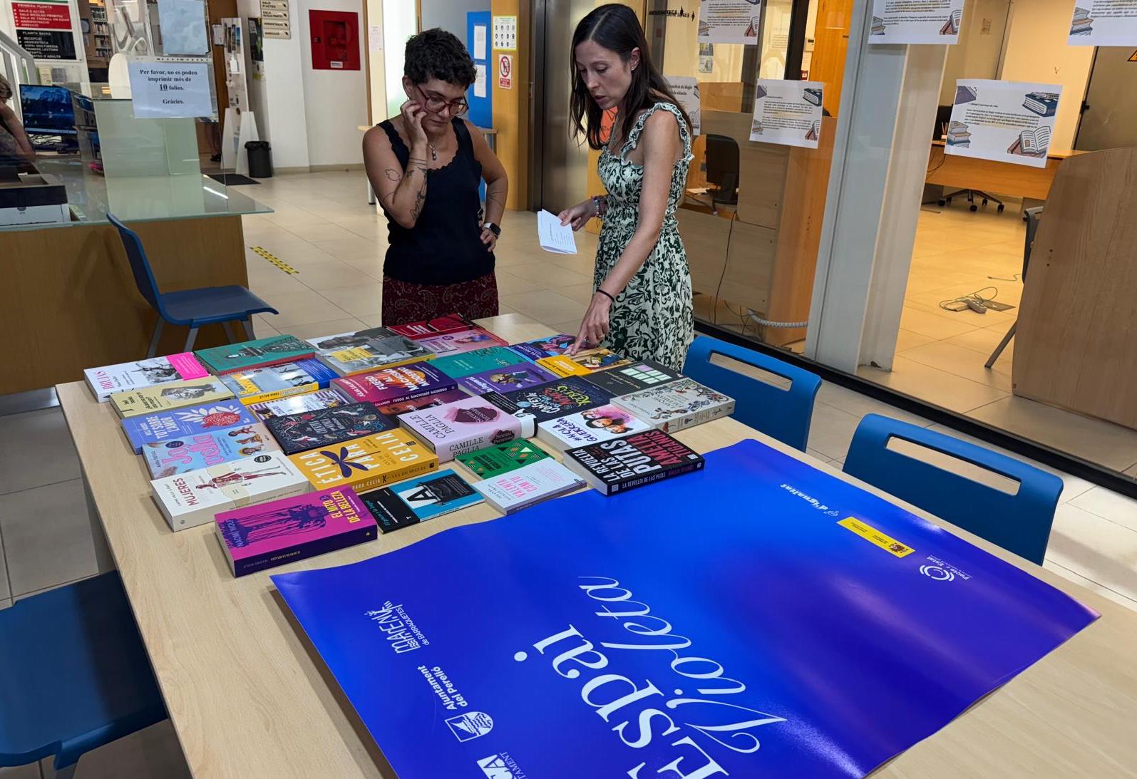 La Regidoria d'Igualtat de l'Ajuntament de Sueca incrementa i actualitza el fons bibliogràfic de temàtica feminista de la Biblioteca Municipal
