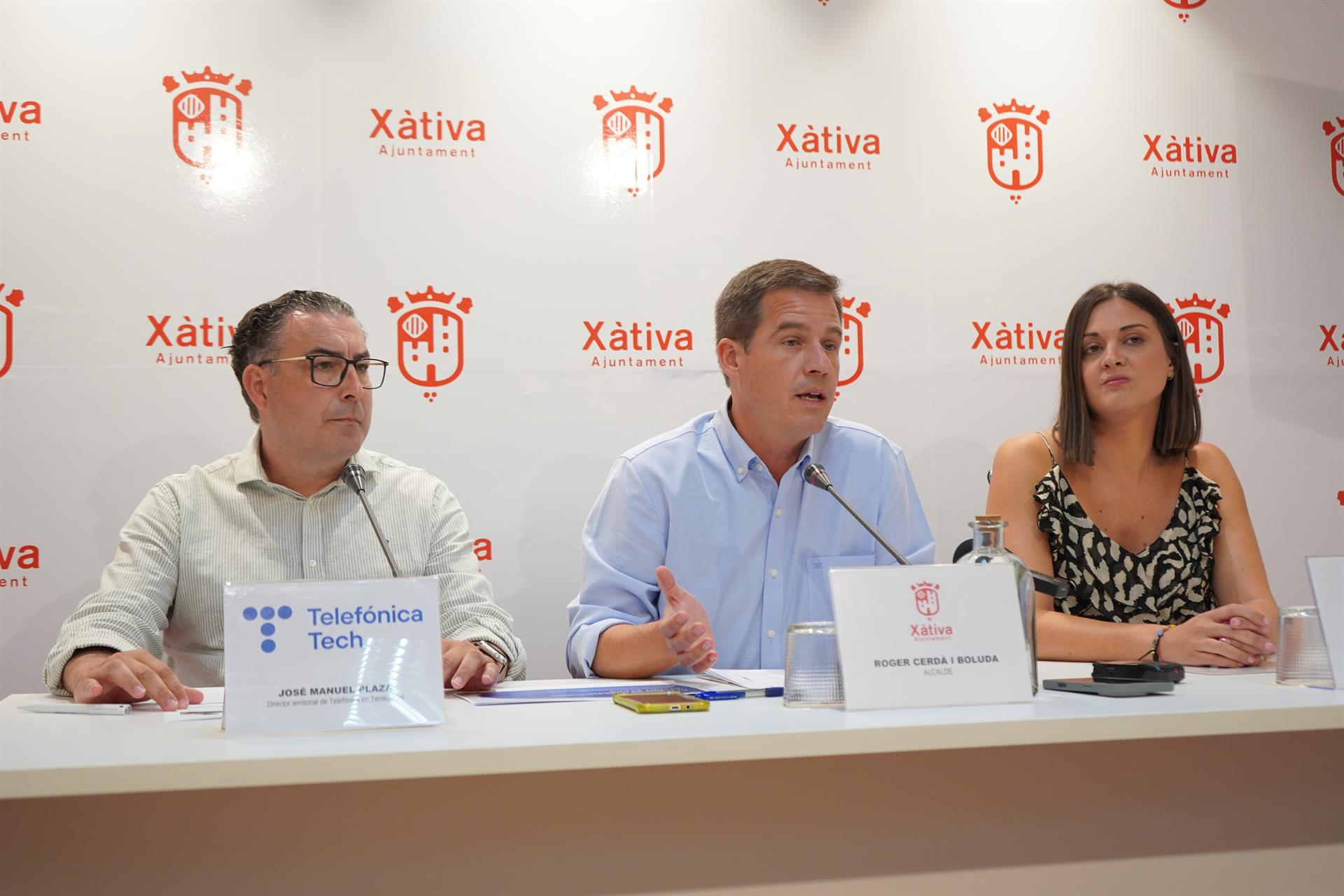 L'alcalde de Xàtiva, Roger Cerdà; la regidora Maria Beltran, i el director territorial de Telefònica, José Manuel Plaza | EP