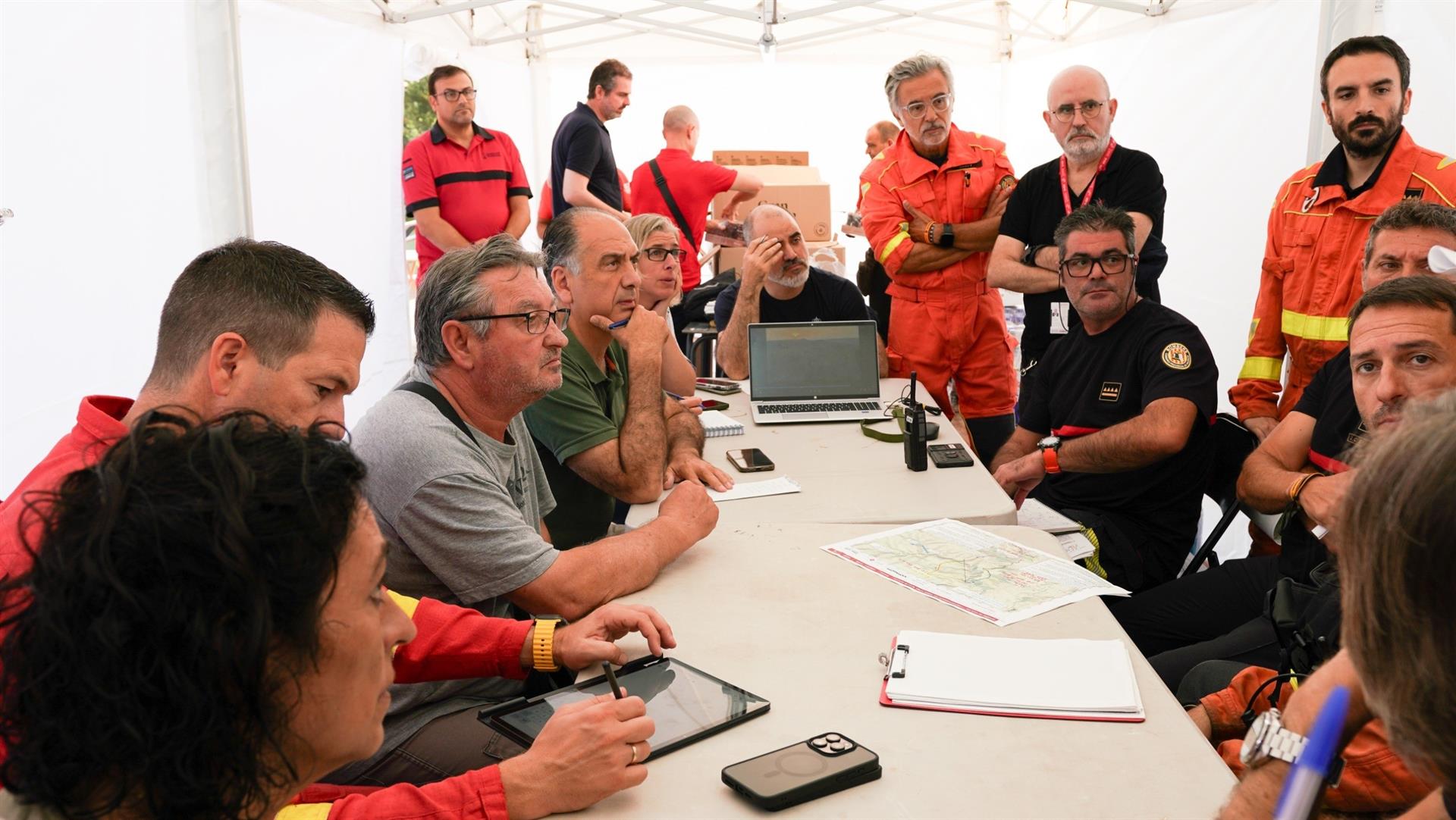 Bombers al lloc de comandament avançat de l'incendi de Teresa de Cofrents