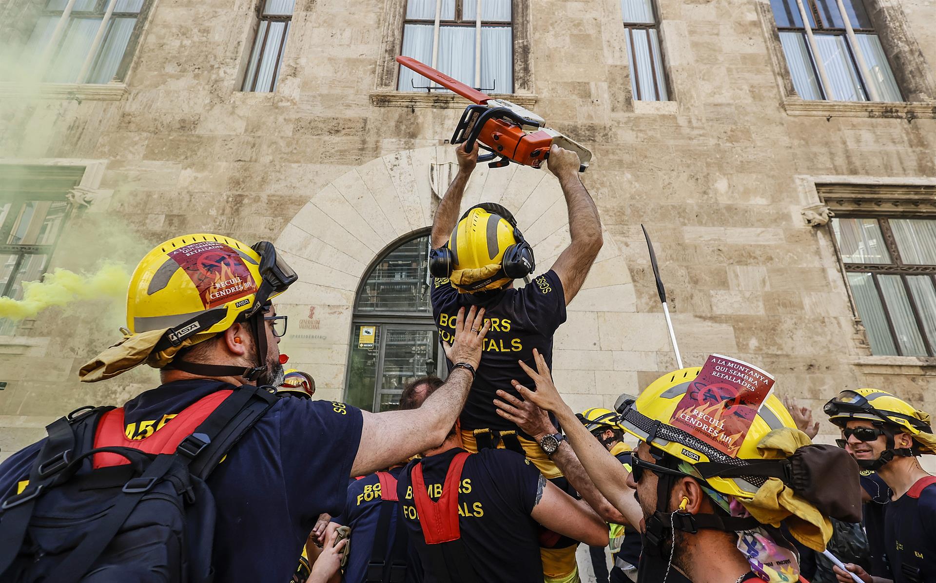 Bombers forestals de la Generalitat Valenciana enfront del Palau de la Generalitat durant una manifestació contra les retallades, 16 d'abril del 2024 | Rober Solsona | EP
