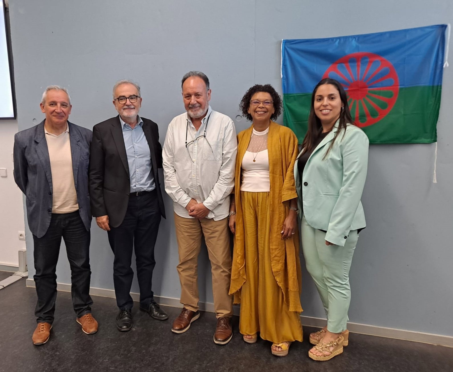 Juan Jarque (al centre), primer gitano que es doctora en Història Contemporània per l'UJI | EP