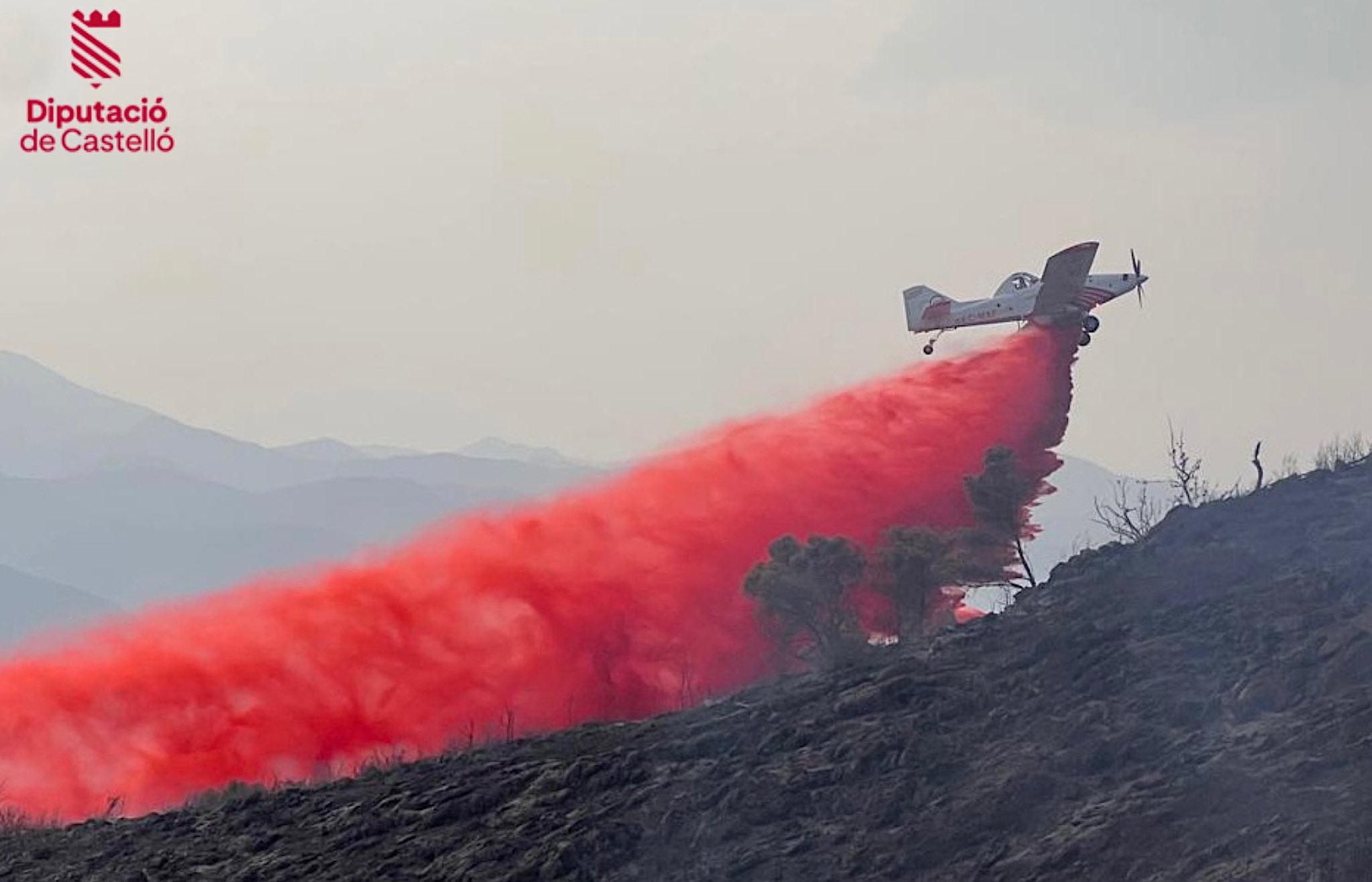 Un mitjà aeri treballant en l'extinció de l'incendi forestal d'Artana