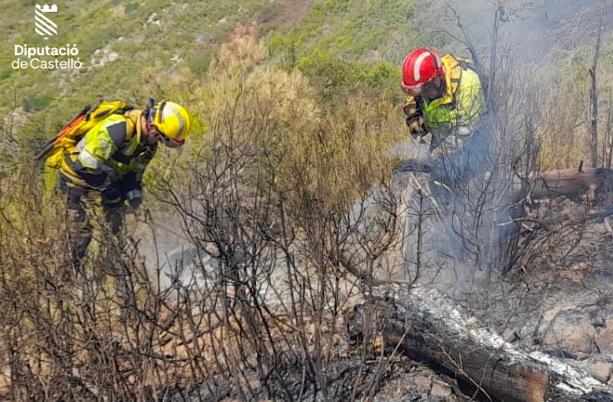 Bombers treballant en l'extinció de l'incendi forestal d'Artana