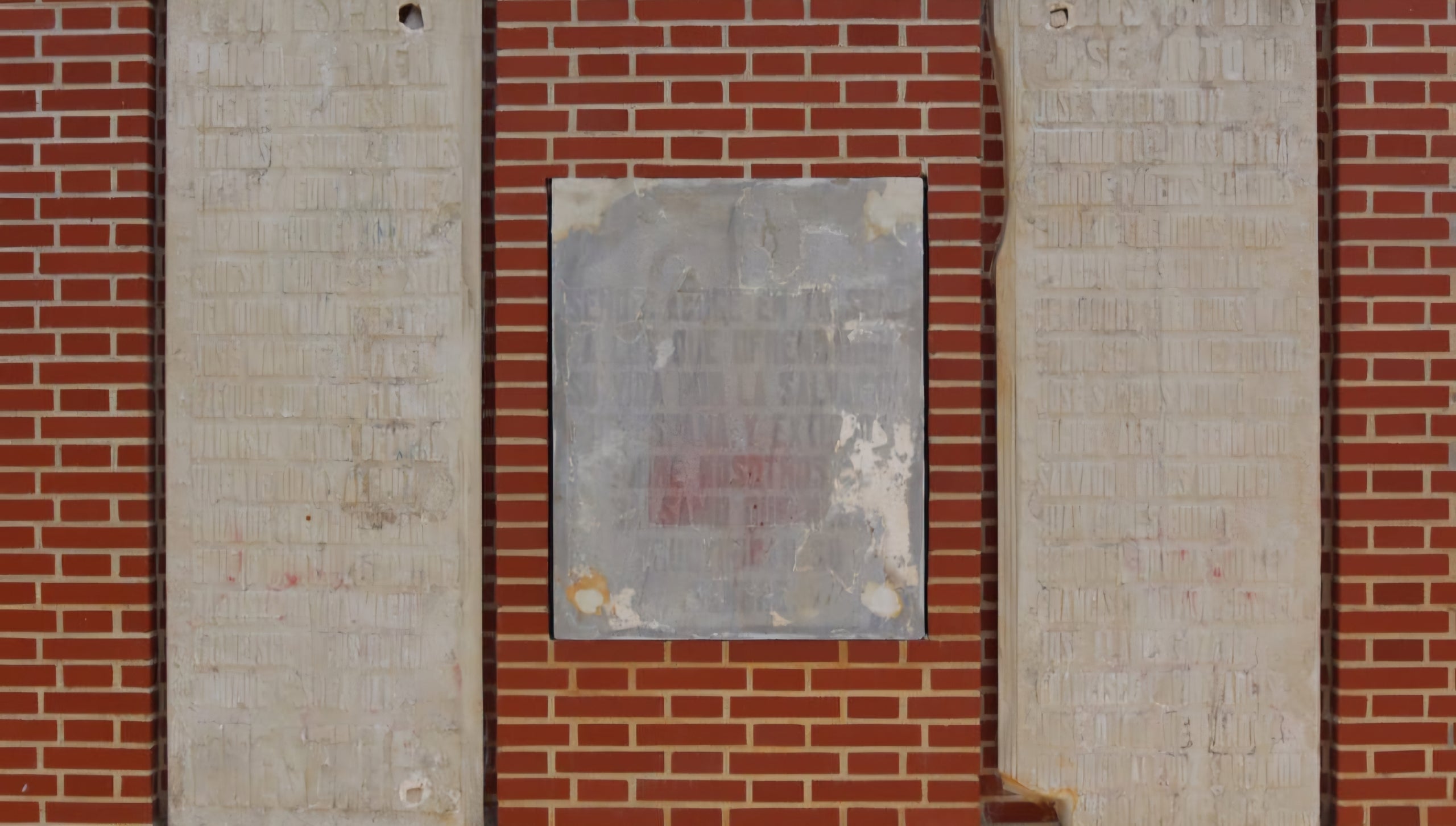 Plaques franquistes al cementeri de Benifaió