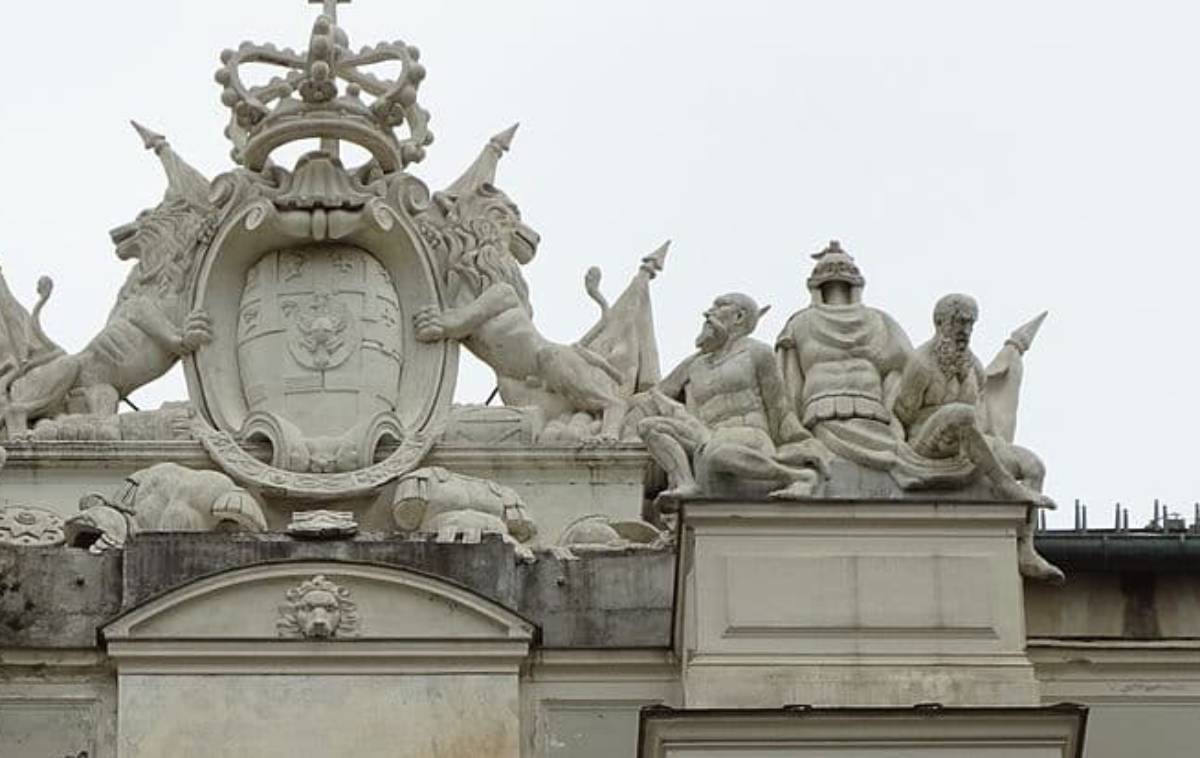 Una de les poques representacions de Mujahid es troba a la façana del Palau Dical de Gènova, on hi ha representats, encadenats, els pitjors enemics de la història de la ciutat, entre ells el denier