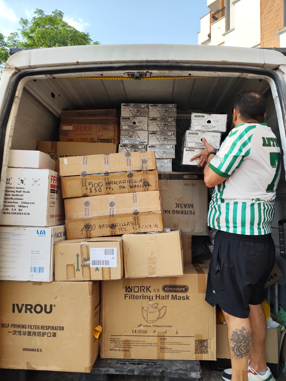 Els centres de distribució de menjar per als afectats per la DANA, ara serveixen per recollir material per als incendis de Lleó
