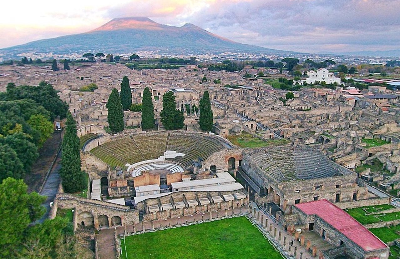 Teatre de Pompeia, amb el Vesuvi al fons  | Wikimedia Commons