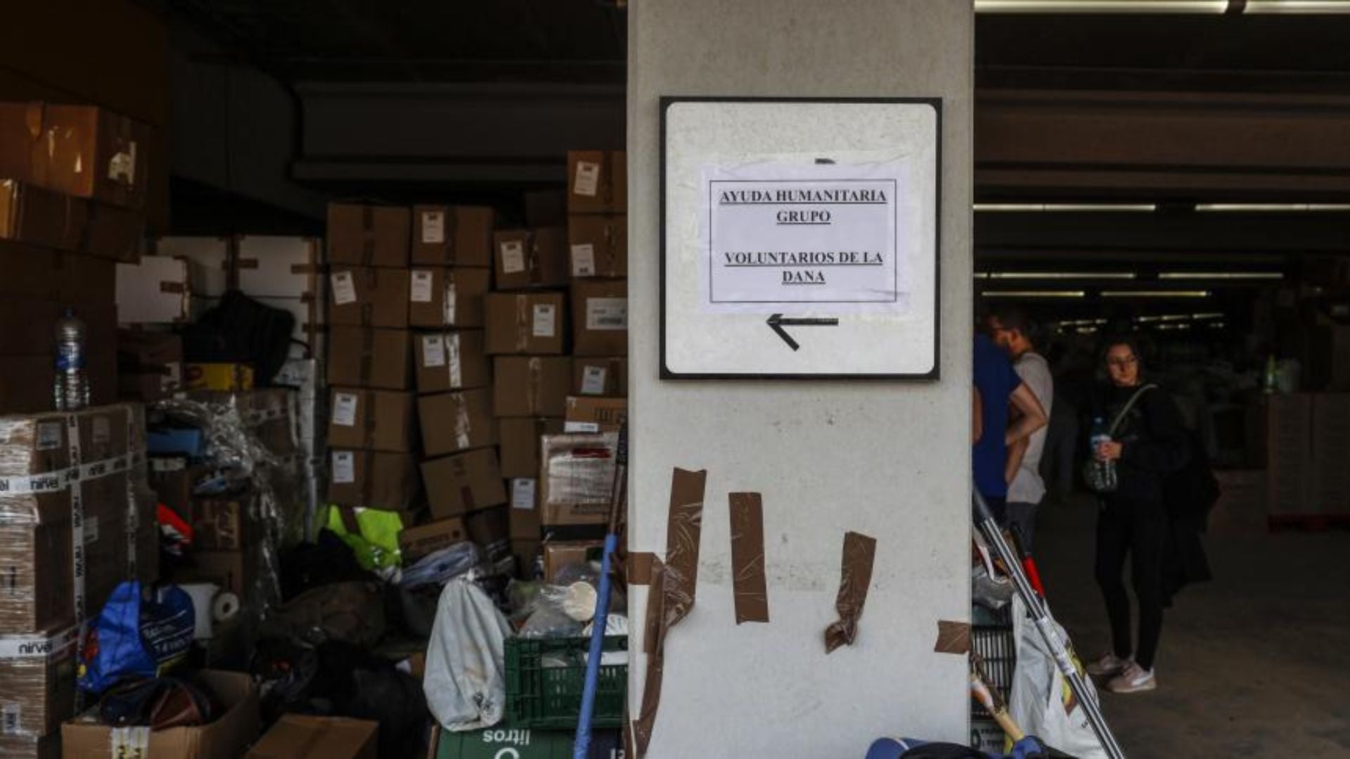 Caixes amb ajuda humanitària en una de les zones afectades per la dana. Rober Solsona / Europa Press