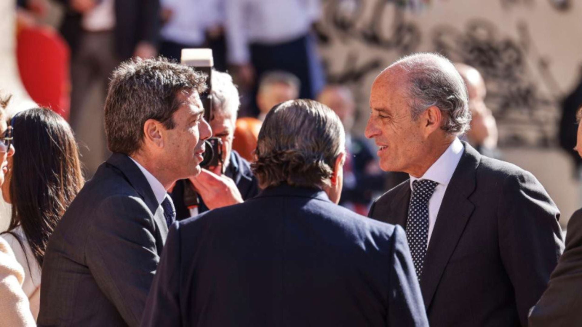 Carlos Mazón i Francisco Camps se saluden en un acte institucional. Europa Press