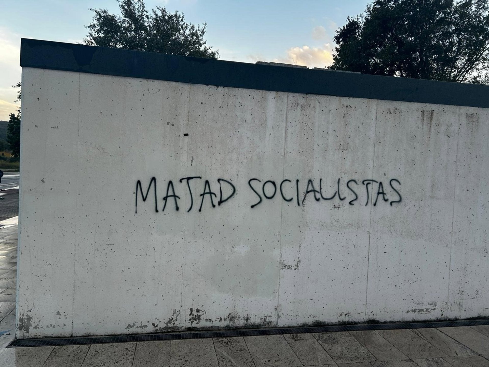La pintada a un mur d'Ontinyent. Europa Press.