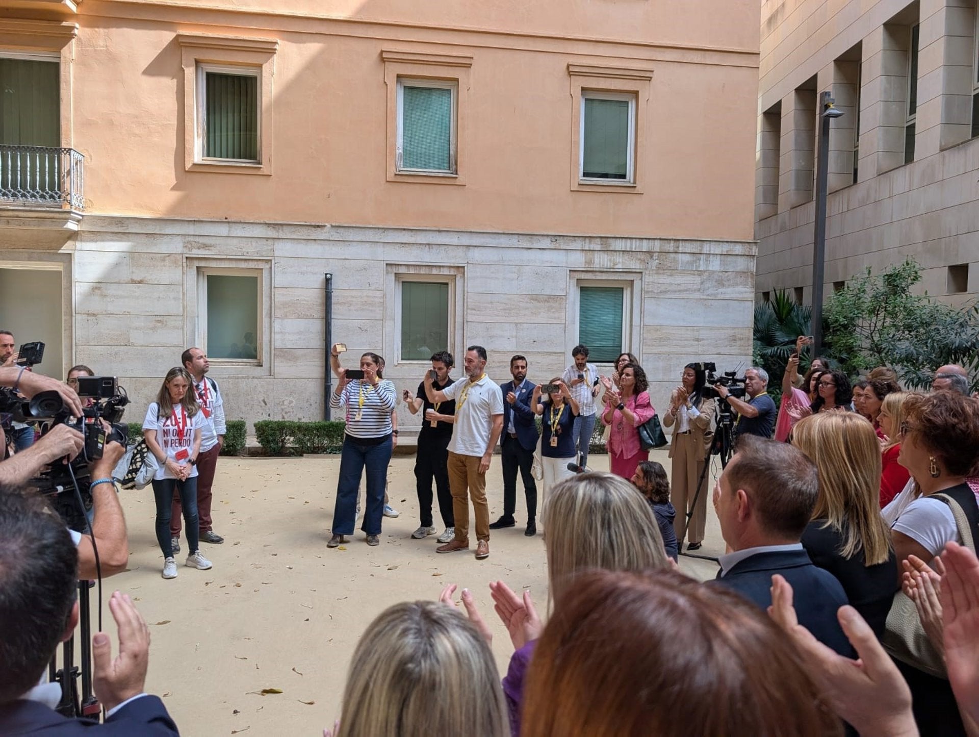 Les associacions de víctimes de la dana en el passadís de les Corts després d'eixir de l'hemicicle. Europa Press