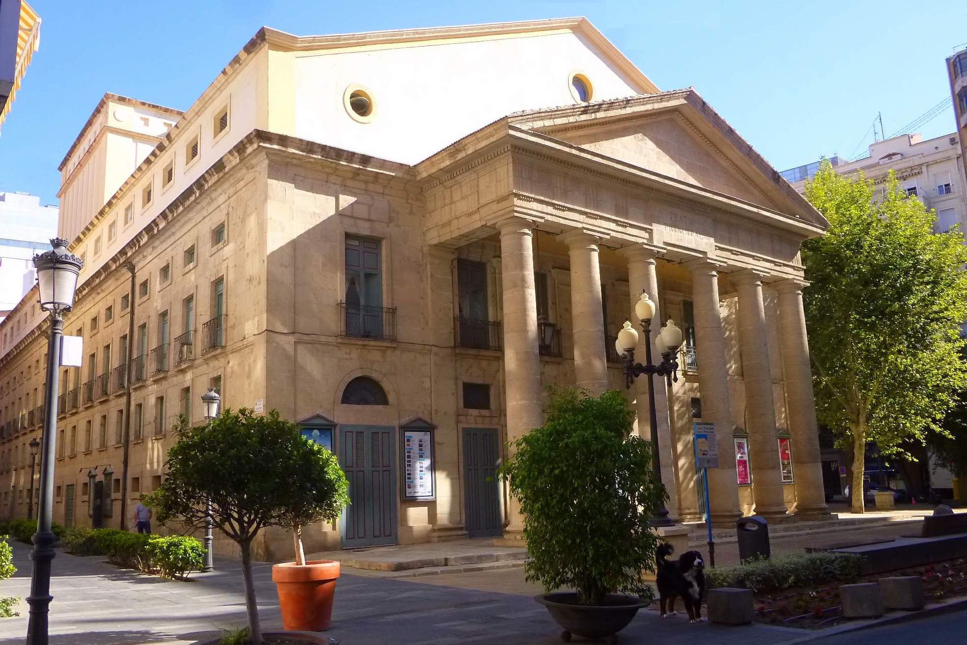 Teatre Principal d'Alacant. Inaugurat en 1847. De propietat pública (dos terceres parts) i privada (una tercera part), s'esforça any rere any, programació rere programació, a silenciar el valencià. Als seus programadors els agrada el 'cocido madrileño' | Viquipèdia