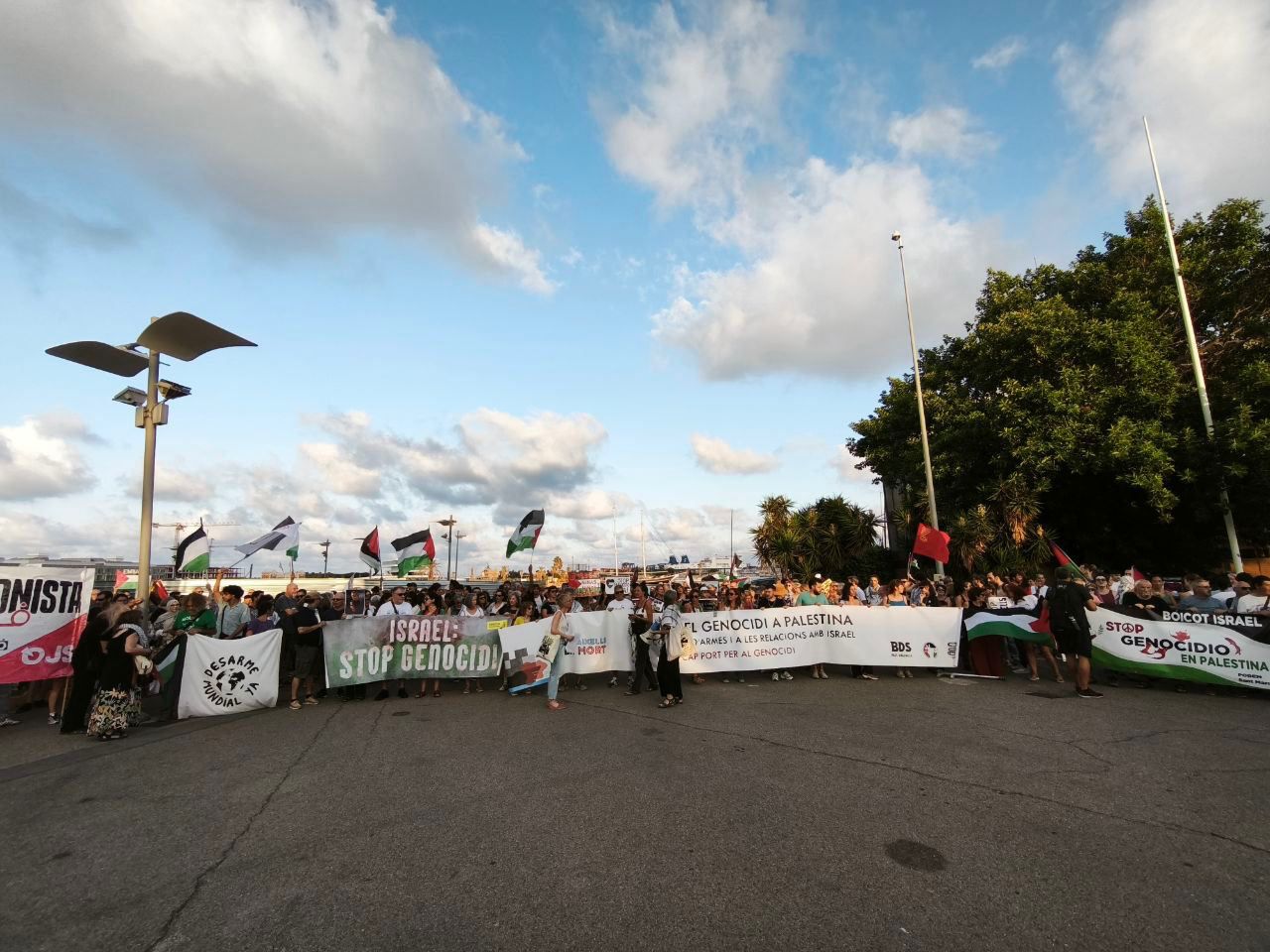 Centenars de persones van concentrar-se ahir davant del Port de València