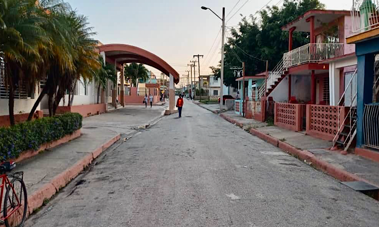 Calle quinta. El portal que es veu, és la part de darrere de l’hospital provincial. Ciego de Avila, Cuba | 
Leyanis Serrano Torres
