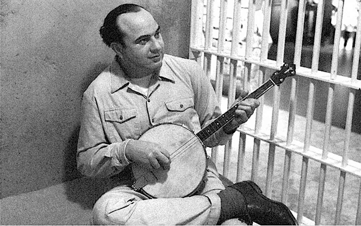 Al Capone tocant el banjo a la cel·la núm. 181 d'Alcatraz 