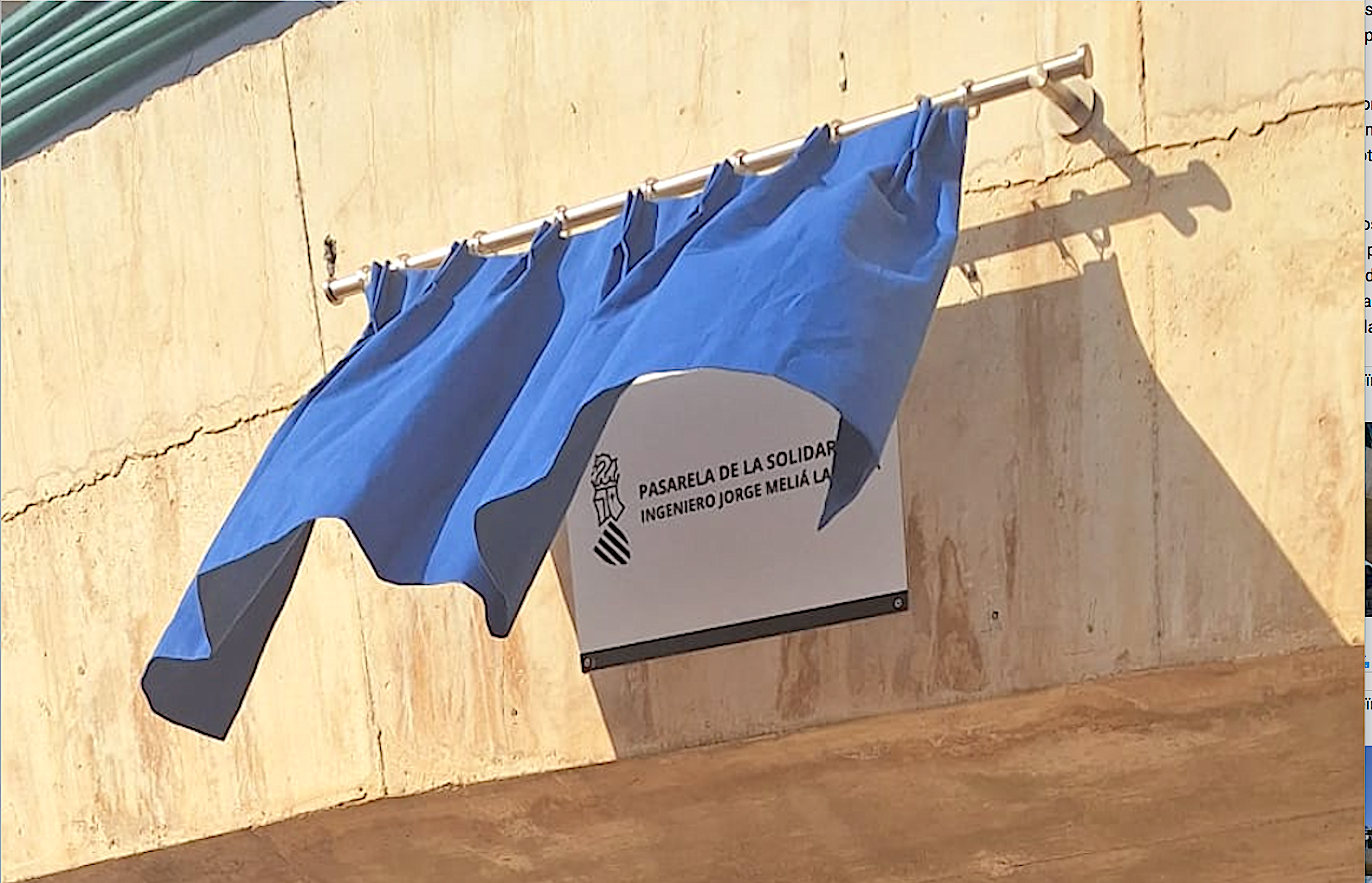 La Generalitat col·loca una placa a la Passarel·la de la Solidaritat en castellà
