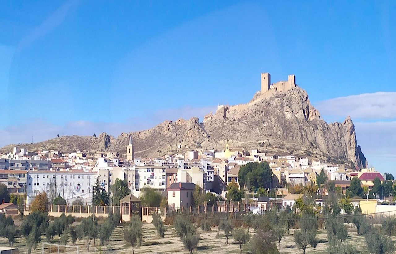 Vista general de Saix (l'Alt Vinalopó), amb el castell fons | María Ángeles Herrero Herrero.

