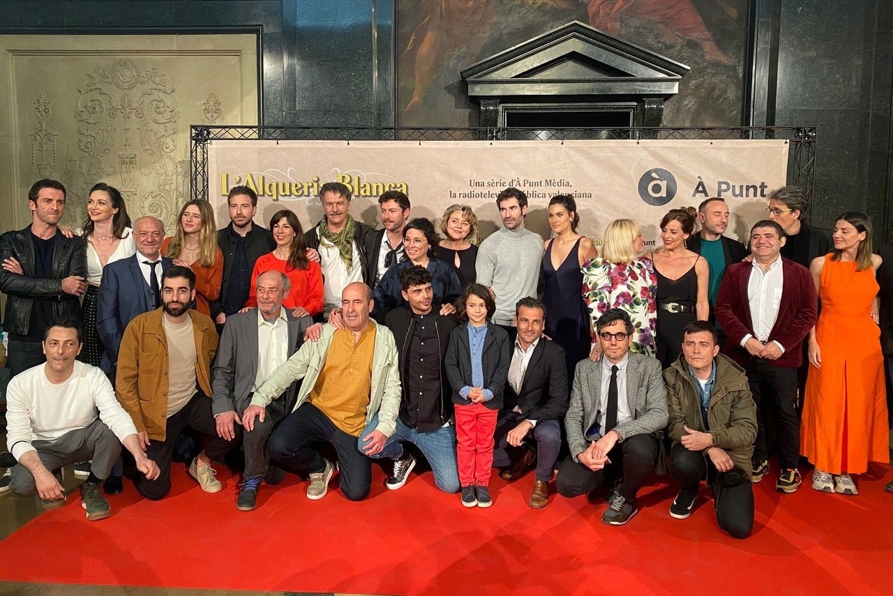 L'equip artístic de L'Alqueria Blanca, amb el director Nacho Ruipérez, i el director general d'À Punt Mèdia, Alfred Costa, en una gala