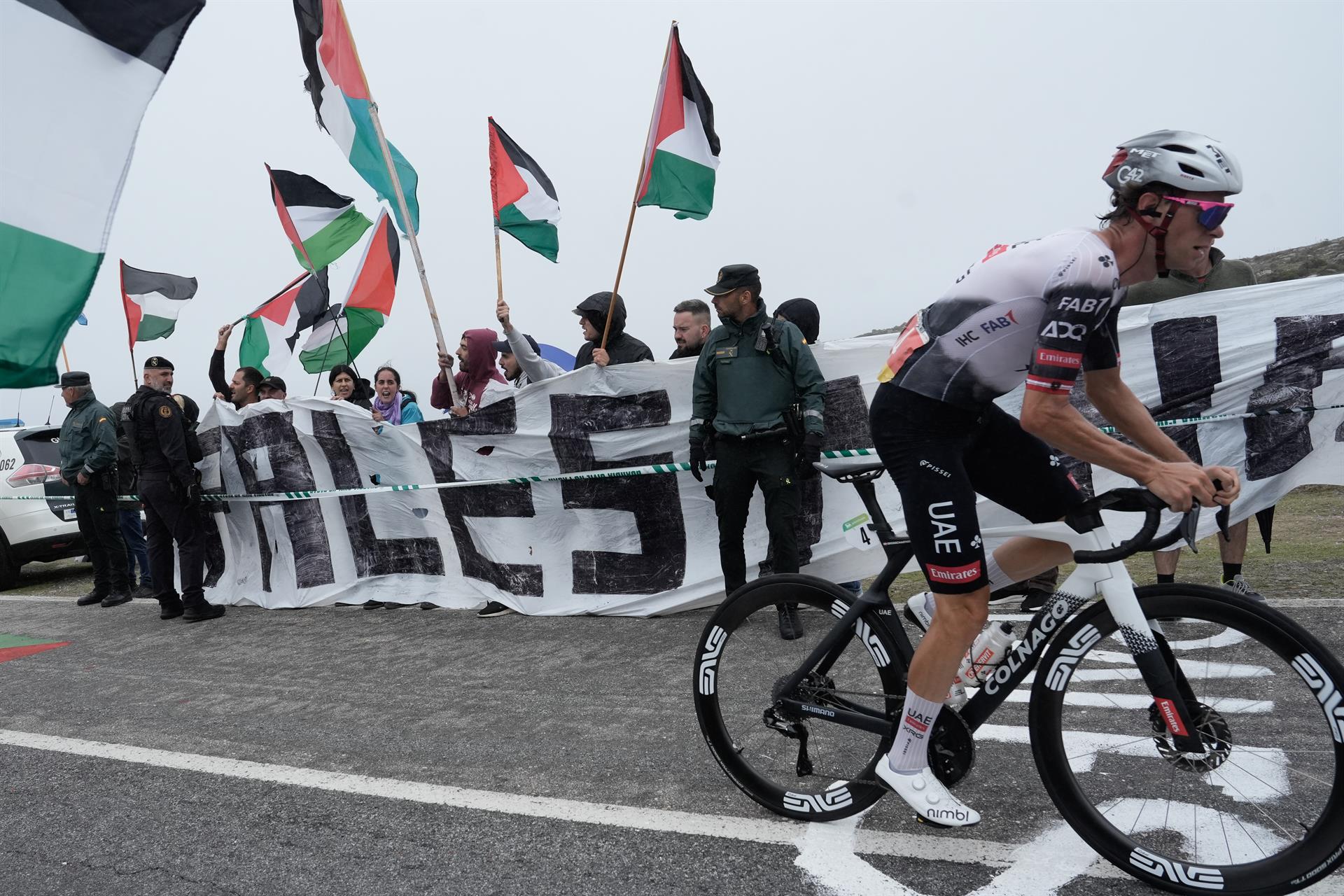 Concentració contra la participació d'Israel en 'La Vuelta Ciclista', a l'Alto da Groba, a Baiona, Galícia, el 9 de setembre del 2025 | Adrián Irago