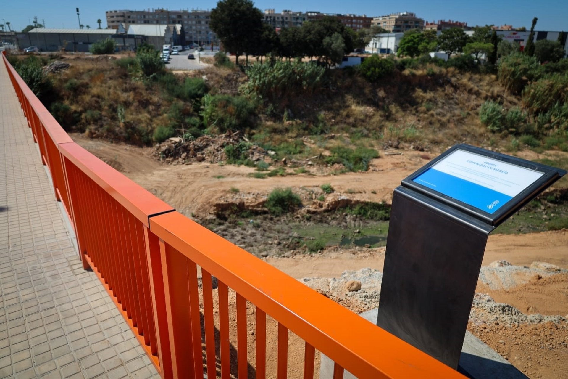 Placa commemorativa que dona nom al Pont de la Comunitat de Madrid, sobre el barranc de Xiva o de Poio, a Torrent (l'Horta Sud)