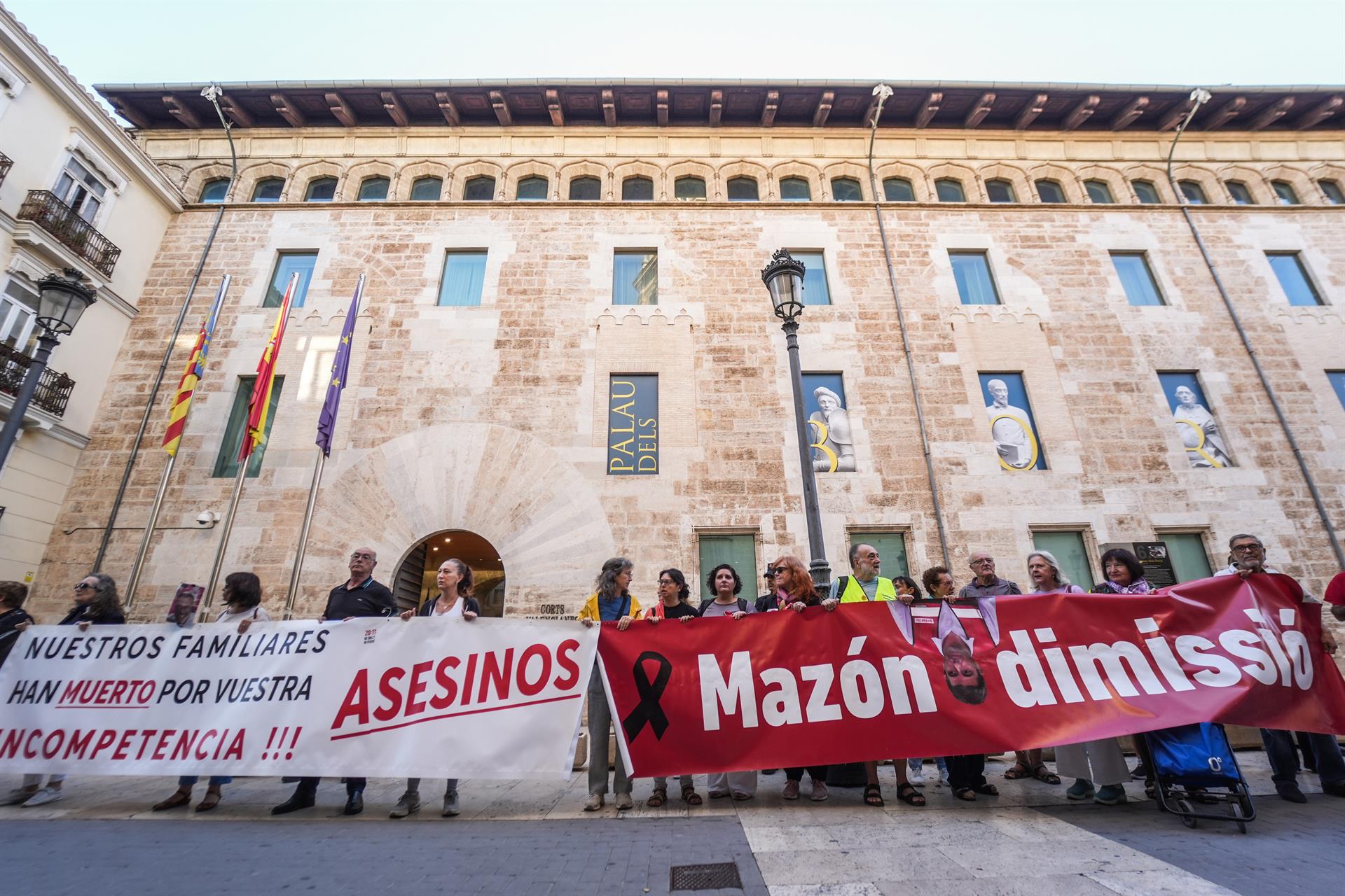 Protesta d'associacions de víctimes de la dana davant Les Corts per a demanar la dimissió de Carlos Mazón abans del debat de política general | Jorge Gil | EP