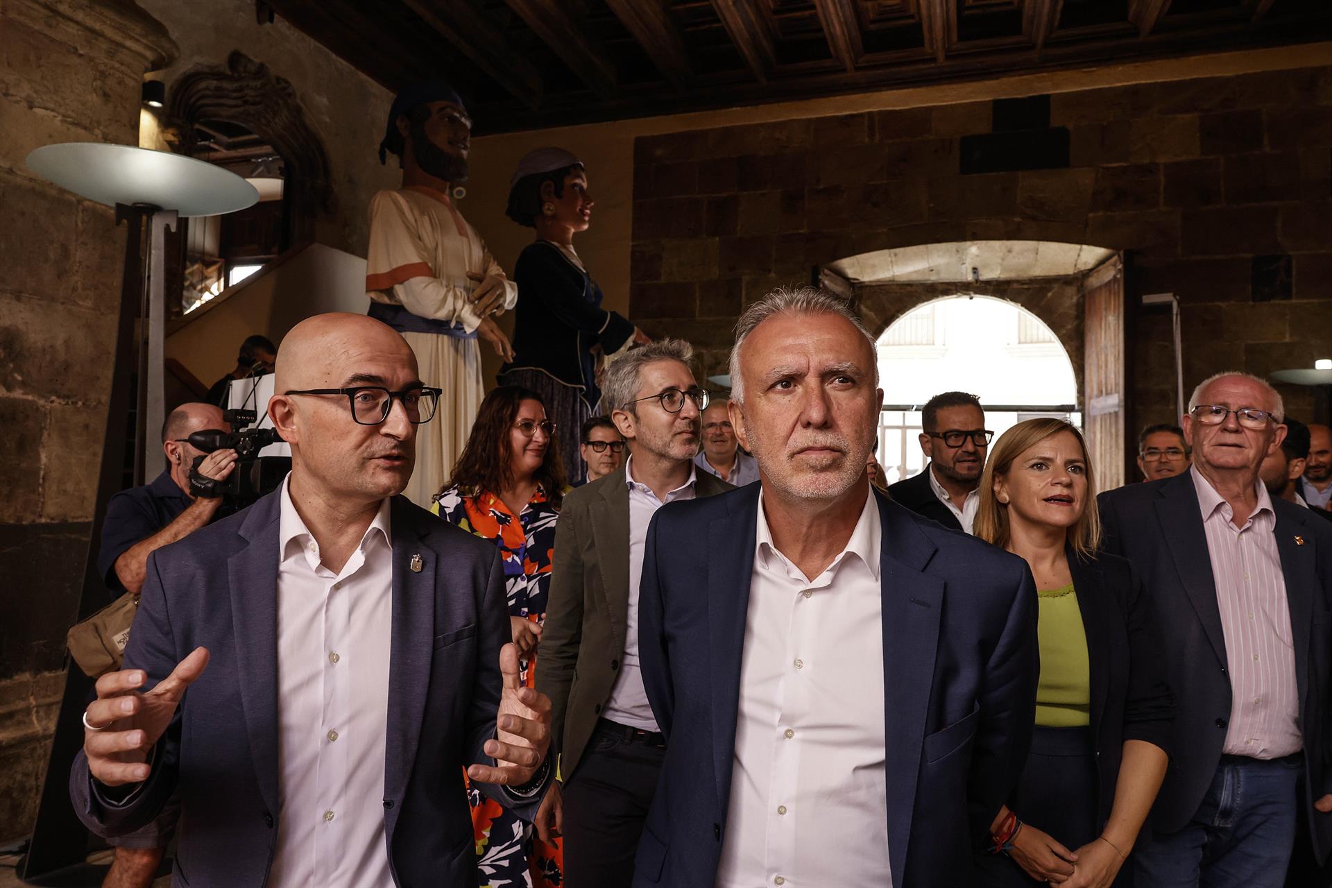 L'alcalde d'Alaquàs, Antonio Saura, i el ministre de Política Territorial i Memòria Democràtica, Ángel Víctor Torres, durant la visita al Castell d’Alaquàs | Rober Solsona | EP