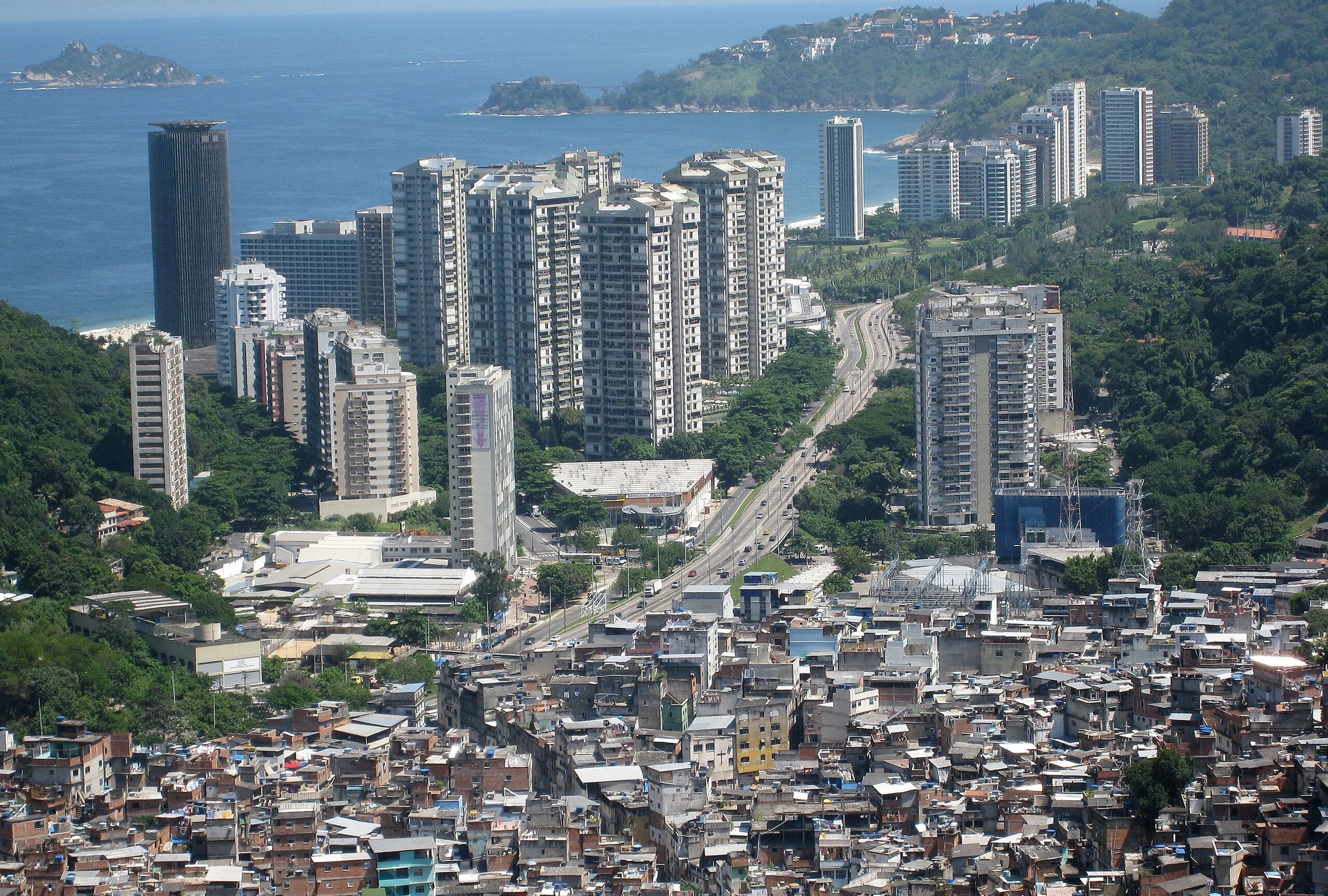 Edificis residencials de luxe al costat de la favela Rocinha, a Rio de Janeiro, Brasil | Alicia Nidjam | Wikimedia Commons
