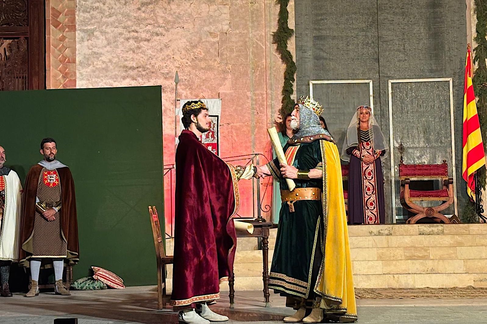 Posada en escena del Tractat d'Almisrà, el passat 25 d'agost. En primer pla, l'infant Alfons de Castella i Lleó i el rei Jaume I de Catalunya-Aragó. Al fons, la reina na Violant |  Associació Cultural del Tractat d'Almisrà
