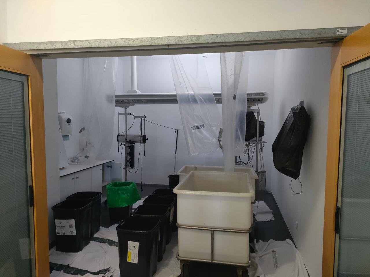 Box de l'UCI de l'hospital de Dénia afectat per les inundacions