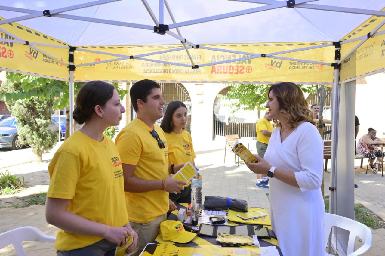 María José Catalá visitant la carpa de València + Segura