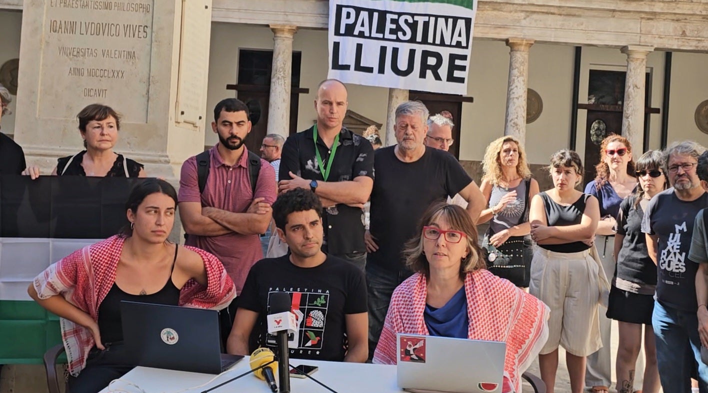 Part del grup que ha decidit tancar-se a La Nau