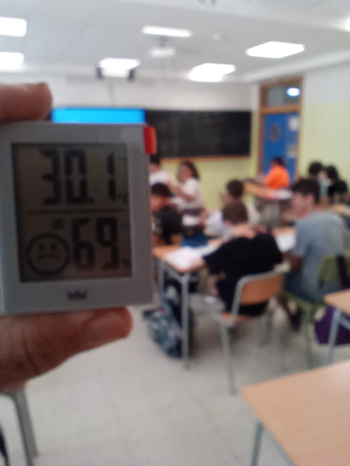 S'han filtrat diverses imatges on es demostra que les aules es trobaven per sobre els 30 graus centígrads