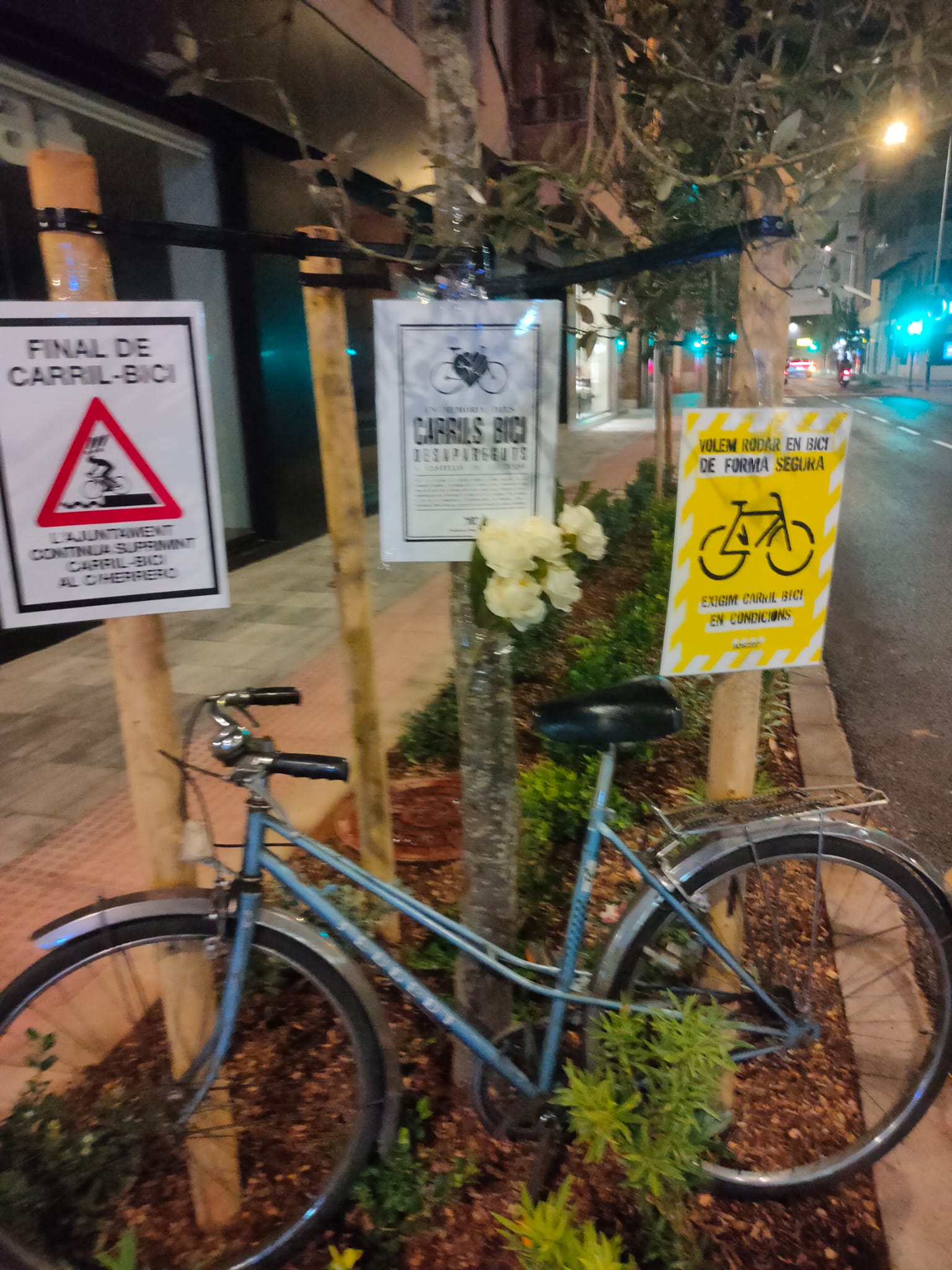 Una esquela i una bici denuncia l'eliminació de carrils bici a Castelló de la Plana