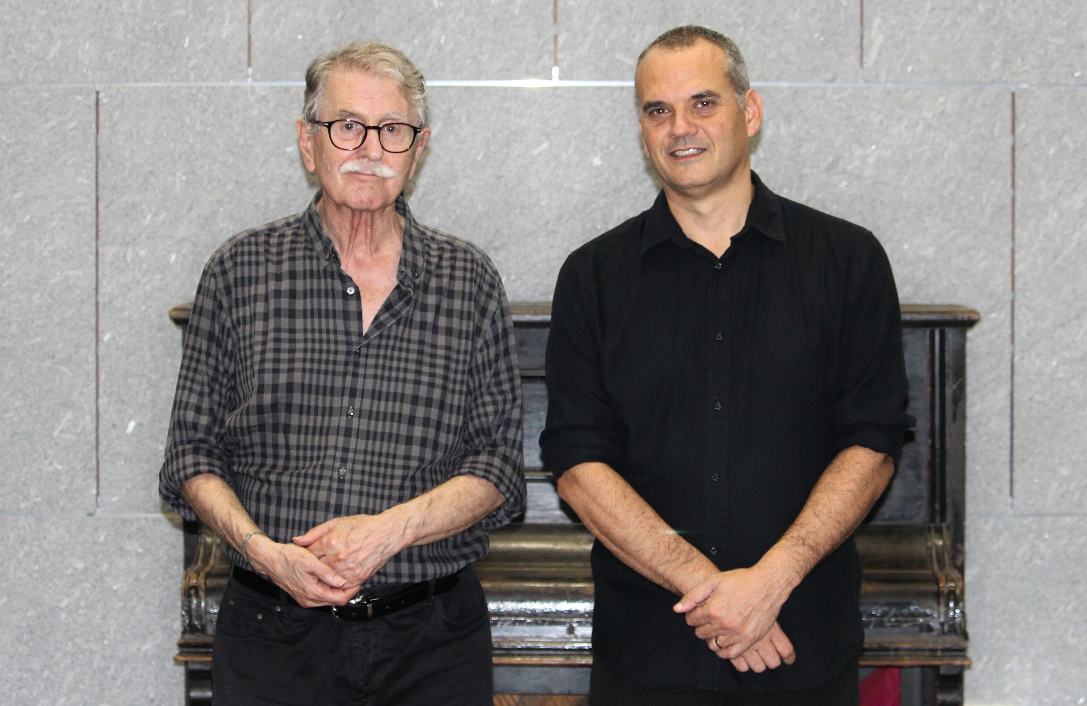Vicent Torrent rep el I Premi d'Honor El Trapig, al Verger. En la imatge, amb el president de l'Espai de Música Jove del Verger, Pasqual Salort
