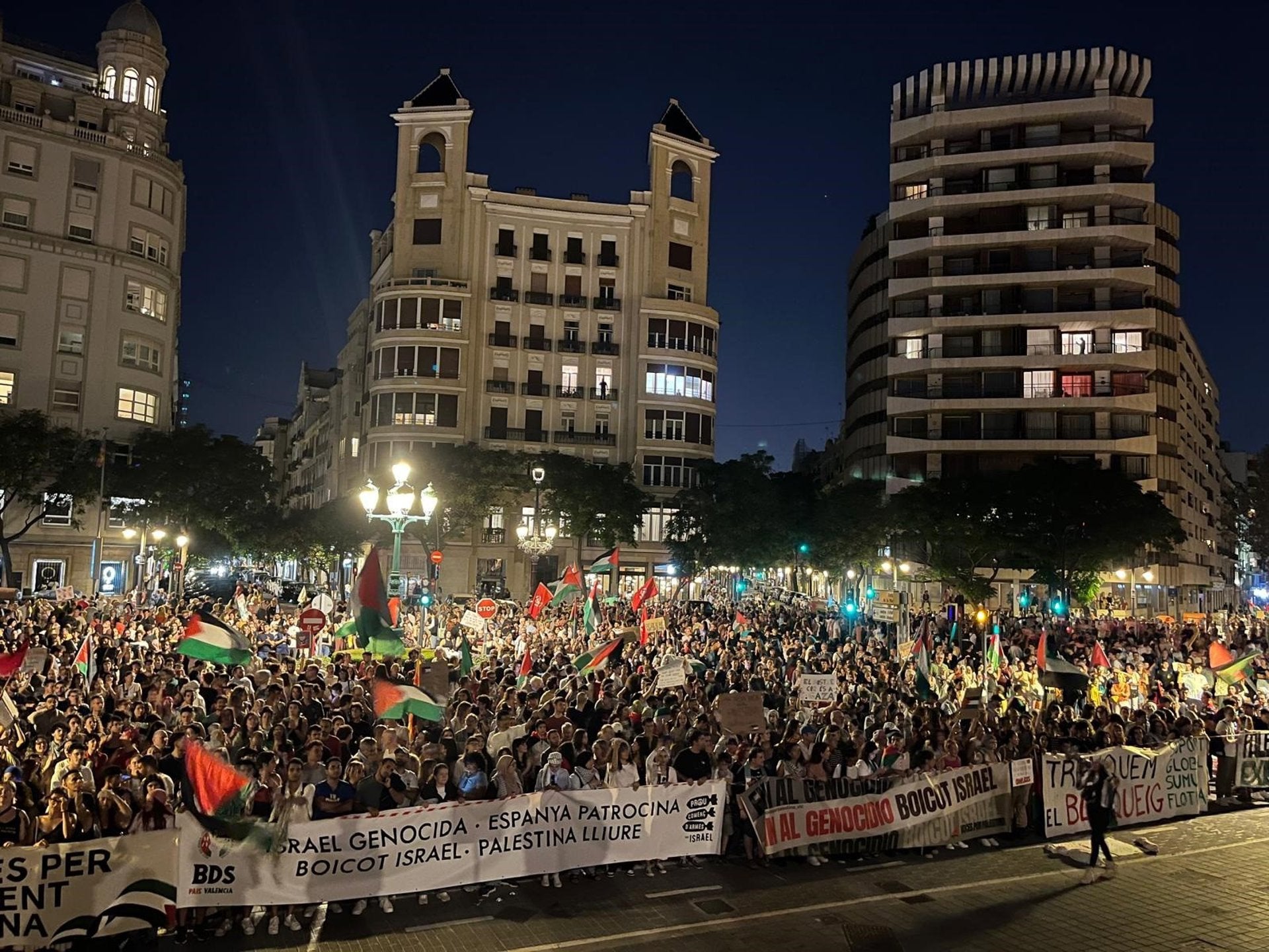 04/10/2025 Manifestación en València para mostrar apoyo a Palestina y reclamar el embargo integral de armas a Israel..

Una manifestación ha recorrido este sábado por la tarde el centro de València, desde la Plaza de Toros hasta Plaza América, para pedir el 'fin del genocidio en Palestina', un embargo 'integral' de armas y el 'fin de las relaciones con Israel', así como 'la liberación de todas las personas secuestradas': 'Es una obligación legal'.

SOCIEDAD