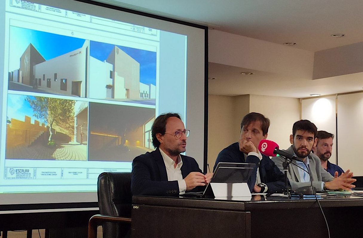 L’alcalde d'Alzira, Alfons Domínguez; el regidor d’Hisenda, Contractació i Urbanisme, Andrés Gomis; l’arquitecte redactor del projecte, Rubén Bodewig , i José Luis Alapont, de l’Institut de Restauració del Patrimoni de la UPV