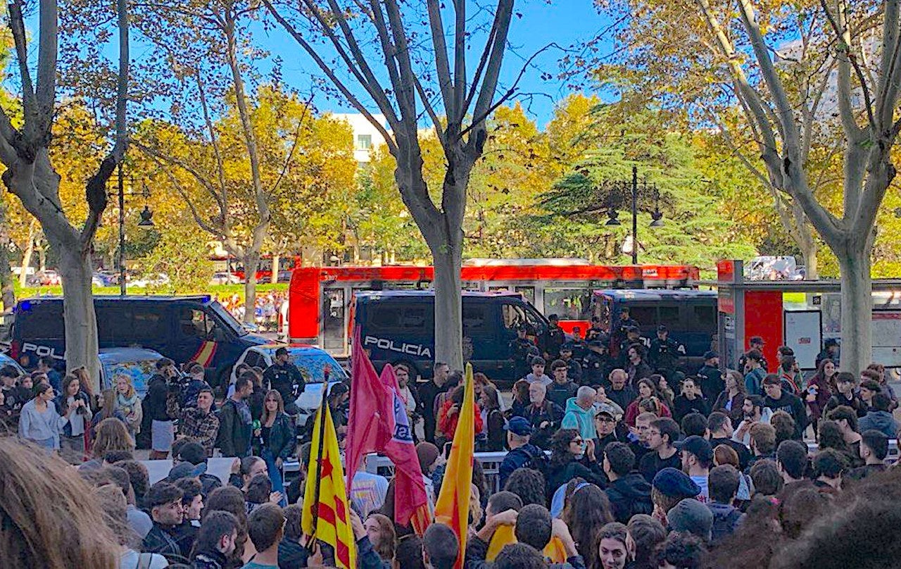 Estudiants bloquegen l’entrada de Vito Quiles a la Universitat de València | Iris Vizcaino