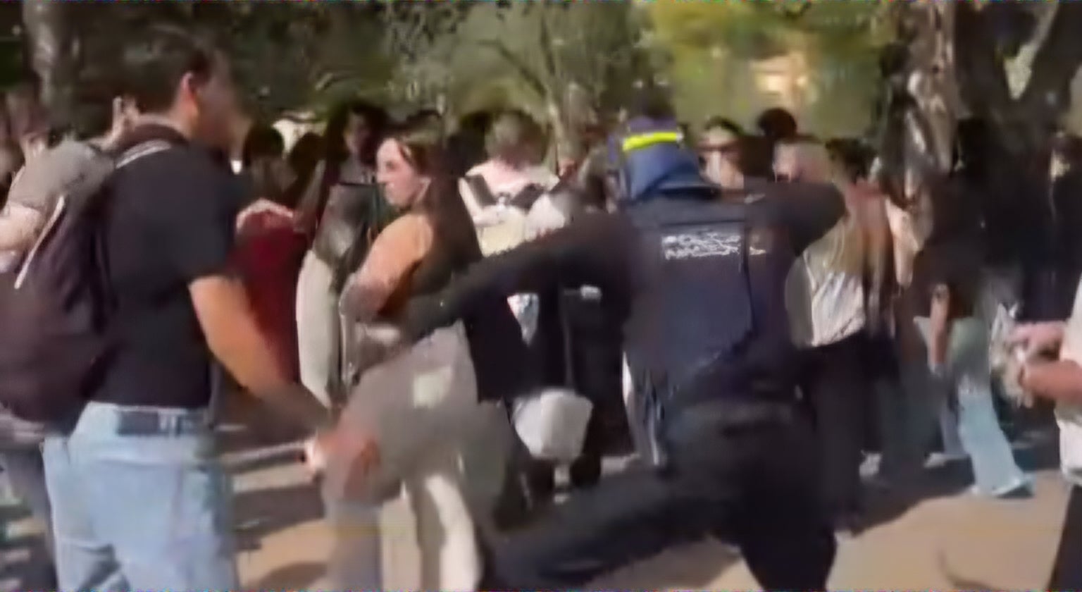 Imatge d'un fotograma d'un vídeo d'una agressió policial.